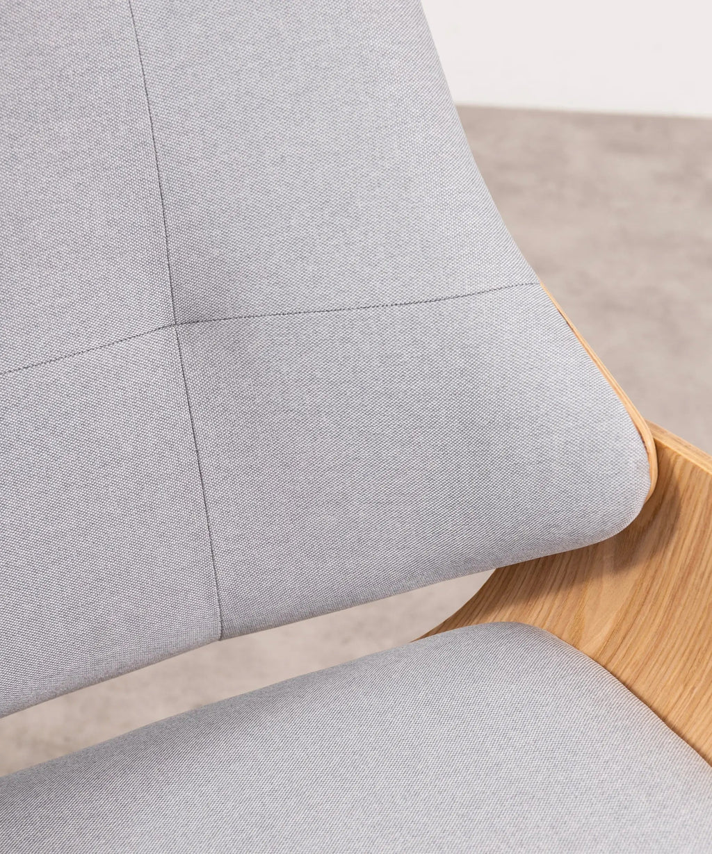 Fauteuil en bois rembourré en tissu et lin avec repose-pieds Benson
