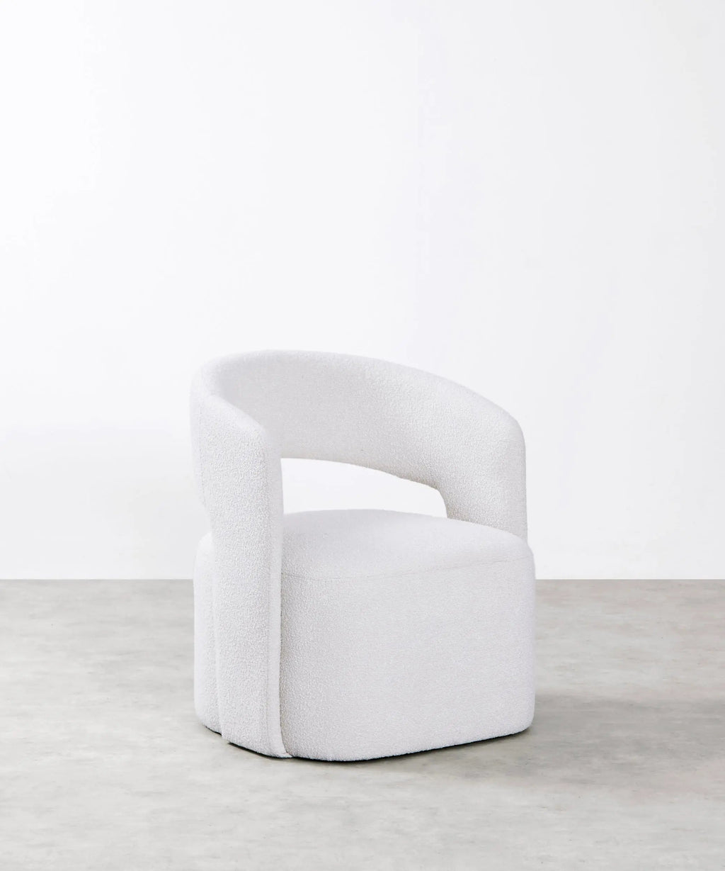 Fauteuil tapissé en tissu doux avec accoudoirs Naya