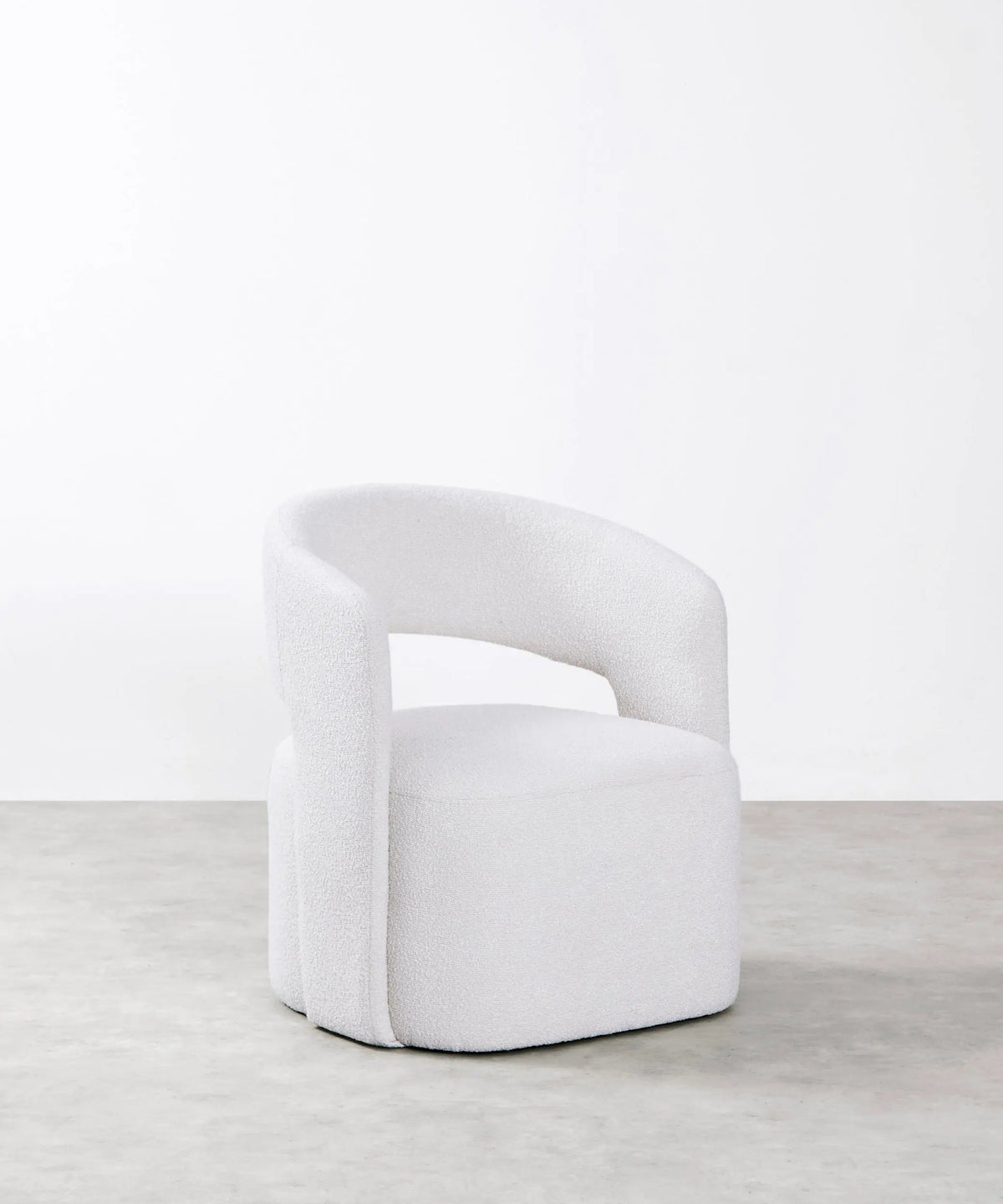 Fauteuil tapissé en tissu doux avec accoudoirs Naya