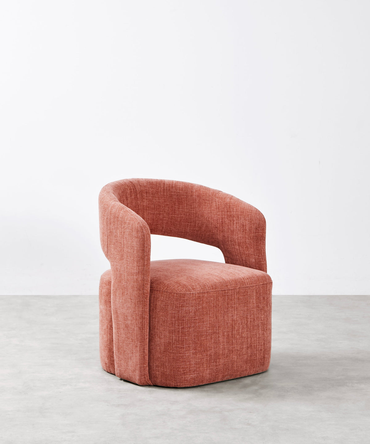Fauteuil tapissé en tissu doux avec accoudoirs Naya
