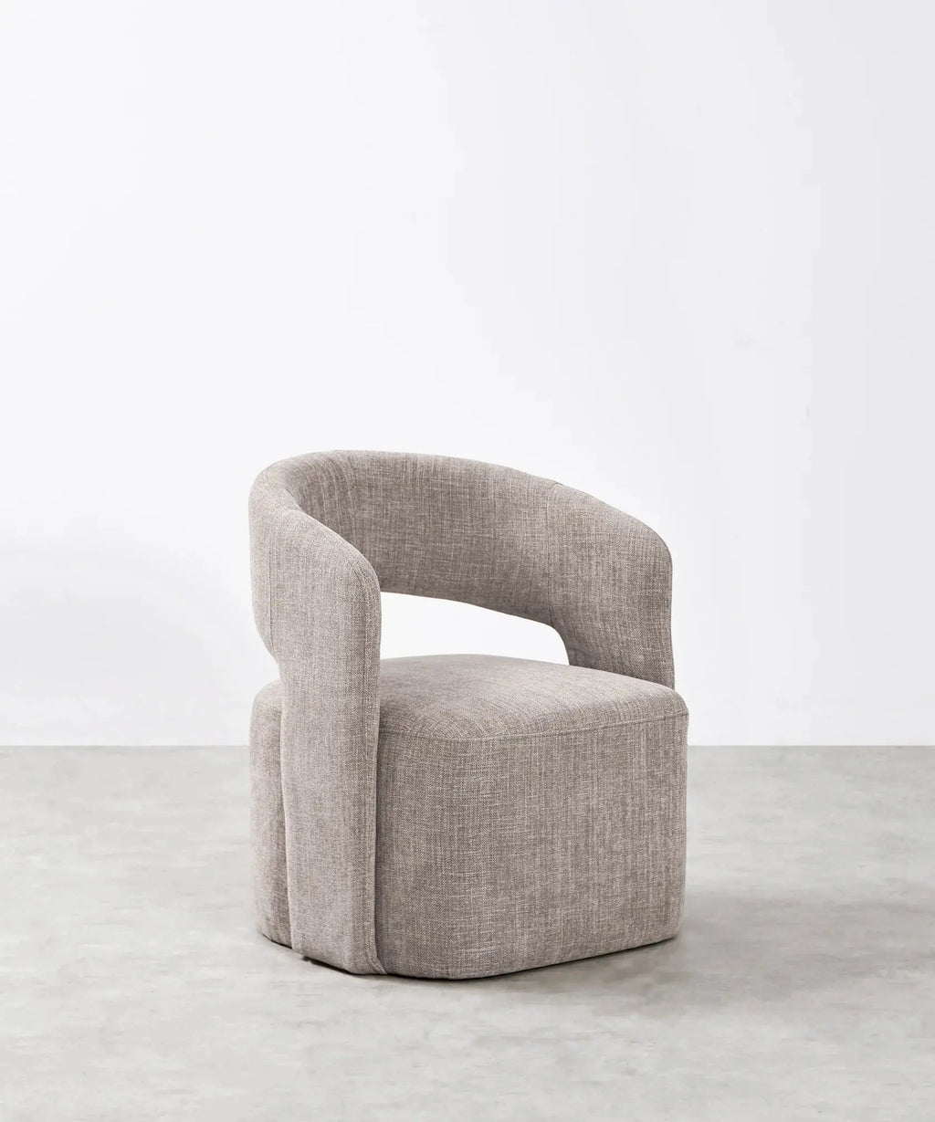 Fauteuil tapissé en tissu doux avec accoudoirs Naya