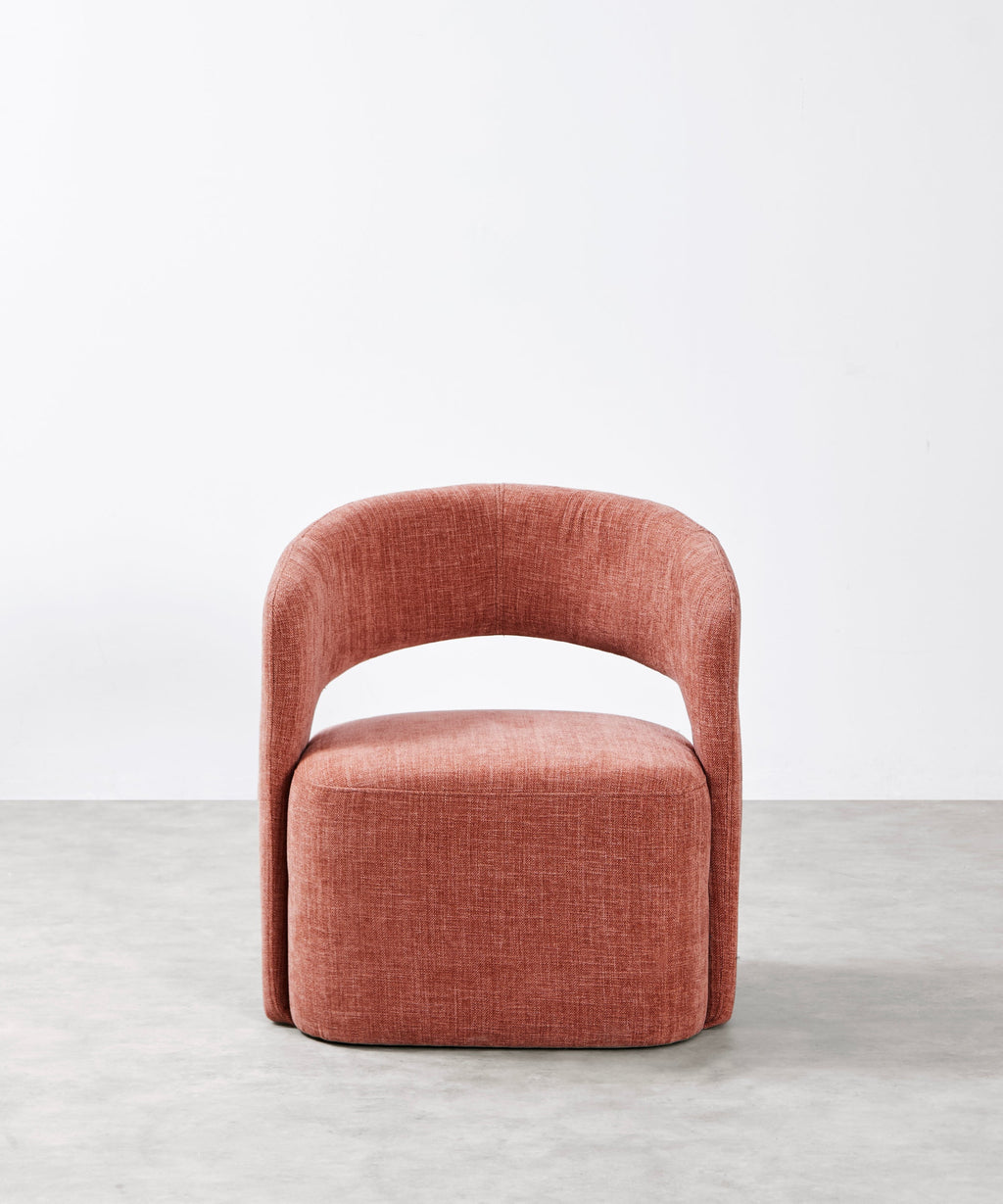 Fauteuil tapissé en tissu doux avec accoudoirs Naya