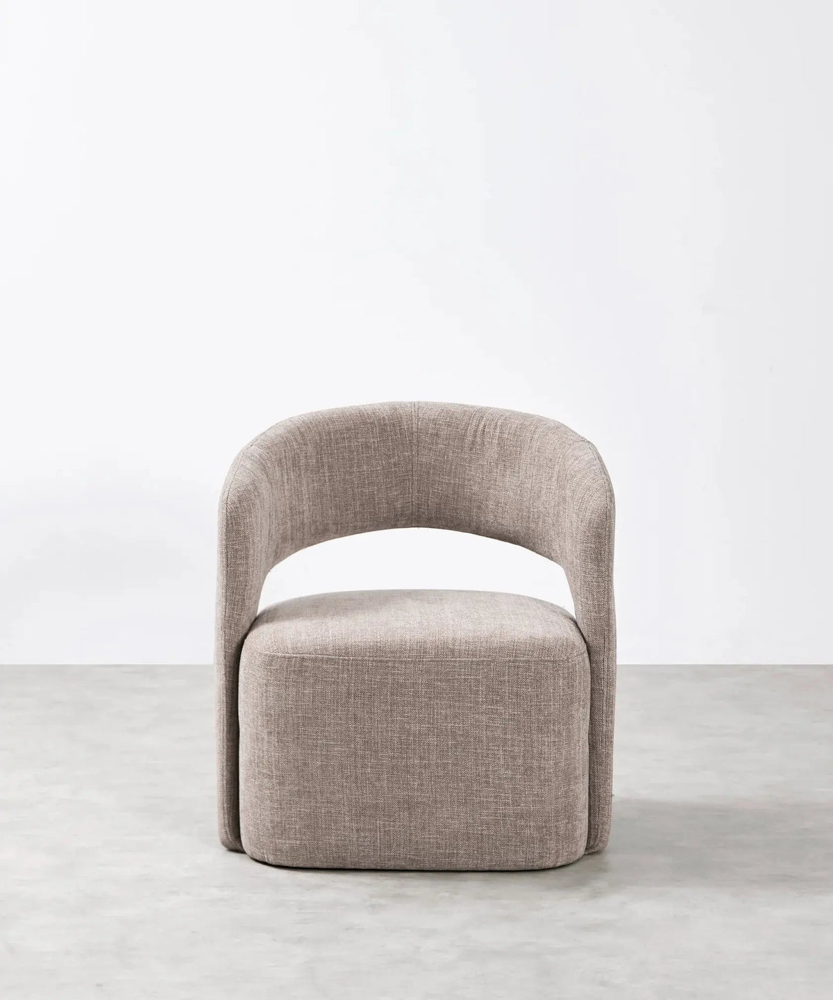 Fauteuil tapissé en tissu doux avec accoudoirs Naya