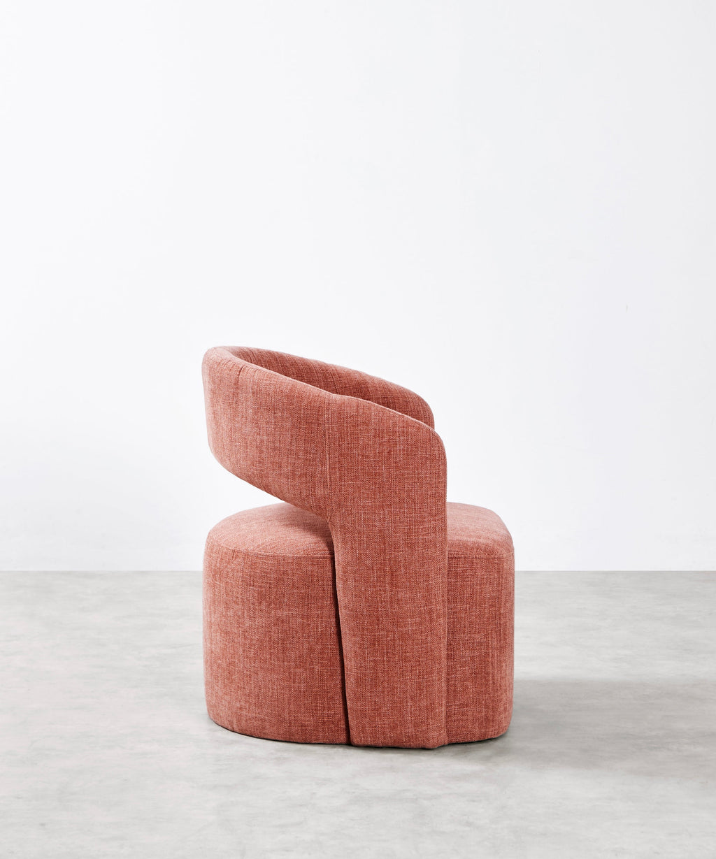Fauteuil tapissé en tissu doux avec accoudoirs Naya