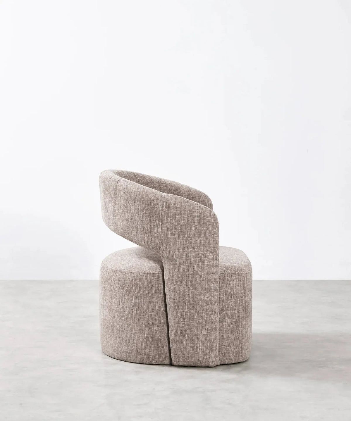 Fauteuil tapissé en tissu doux avec accoudoirs Naya