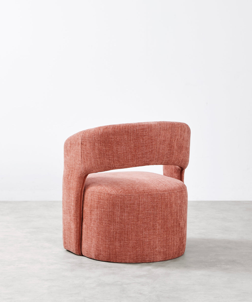Fauteuil tapissé en tissu doux avec accoudoirs Naya