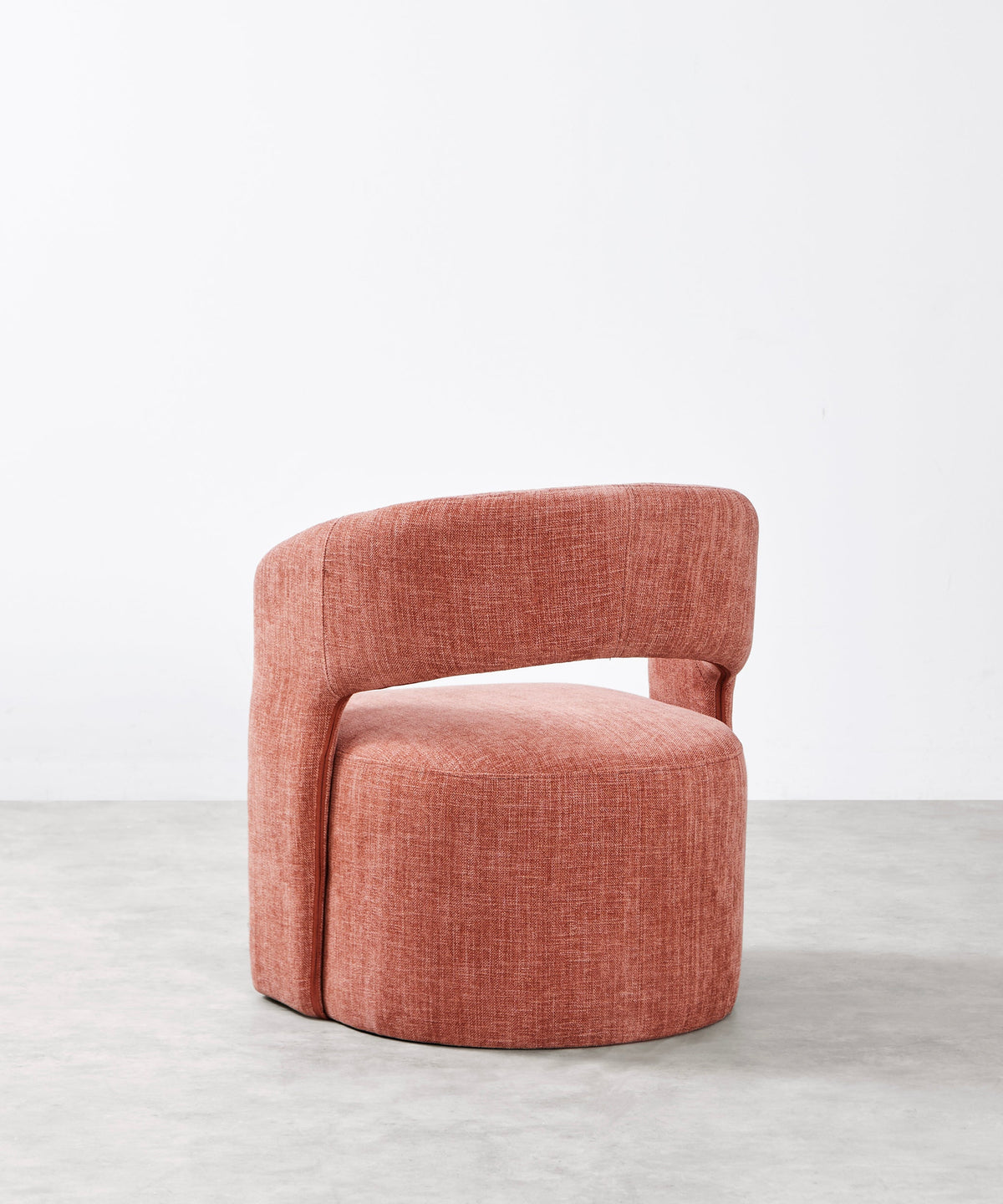 Fauteuil tapissé en tissu doux avec accoudoirs Naya