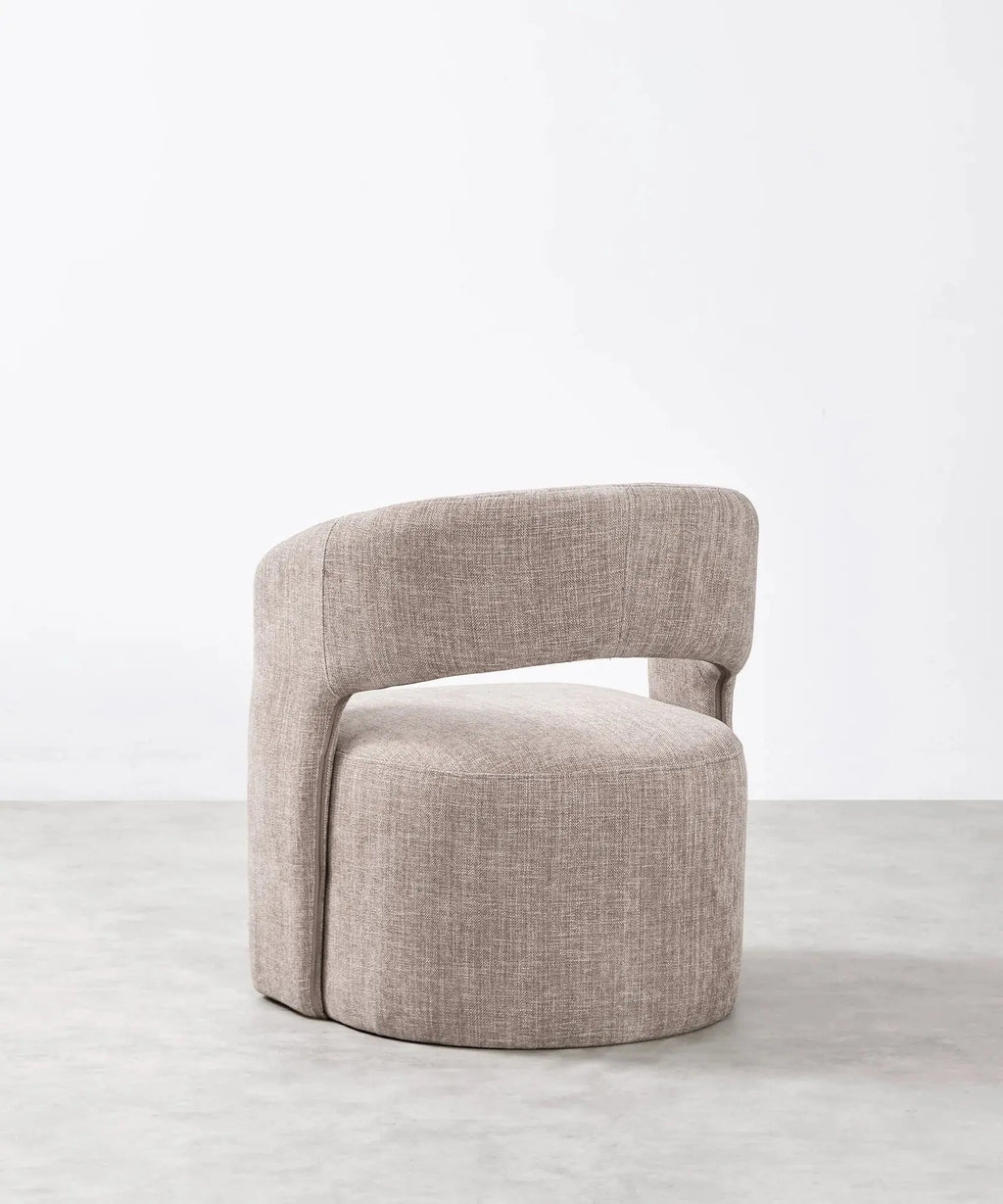 Fauteuil tapissé en tissu doux avec accoudoirs Naya