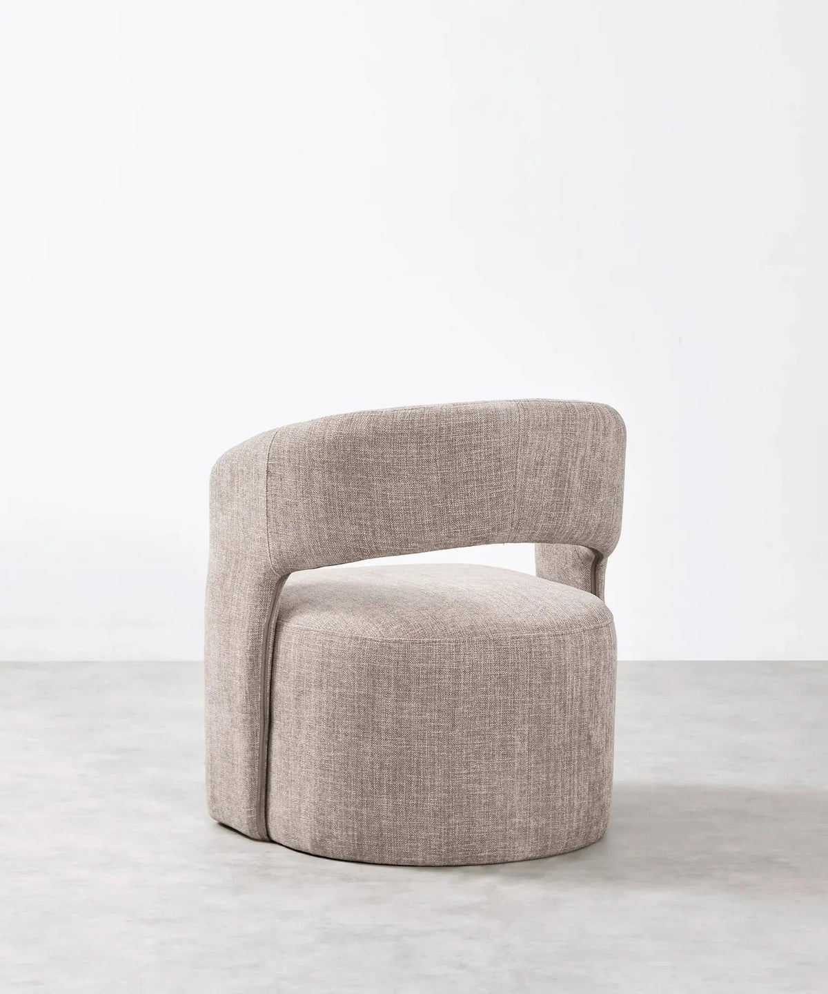 Fauteuil tapissé en tissu doux avec accoudoirs Naya