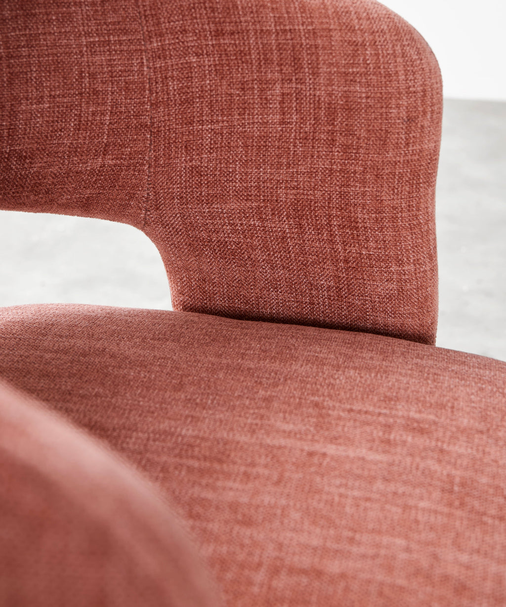 Fauteuil tapissé en tissu doux avec accoudoirs Naya