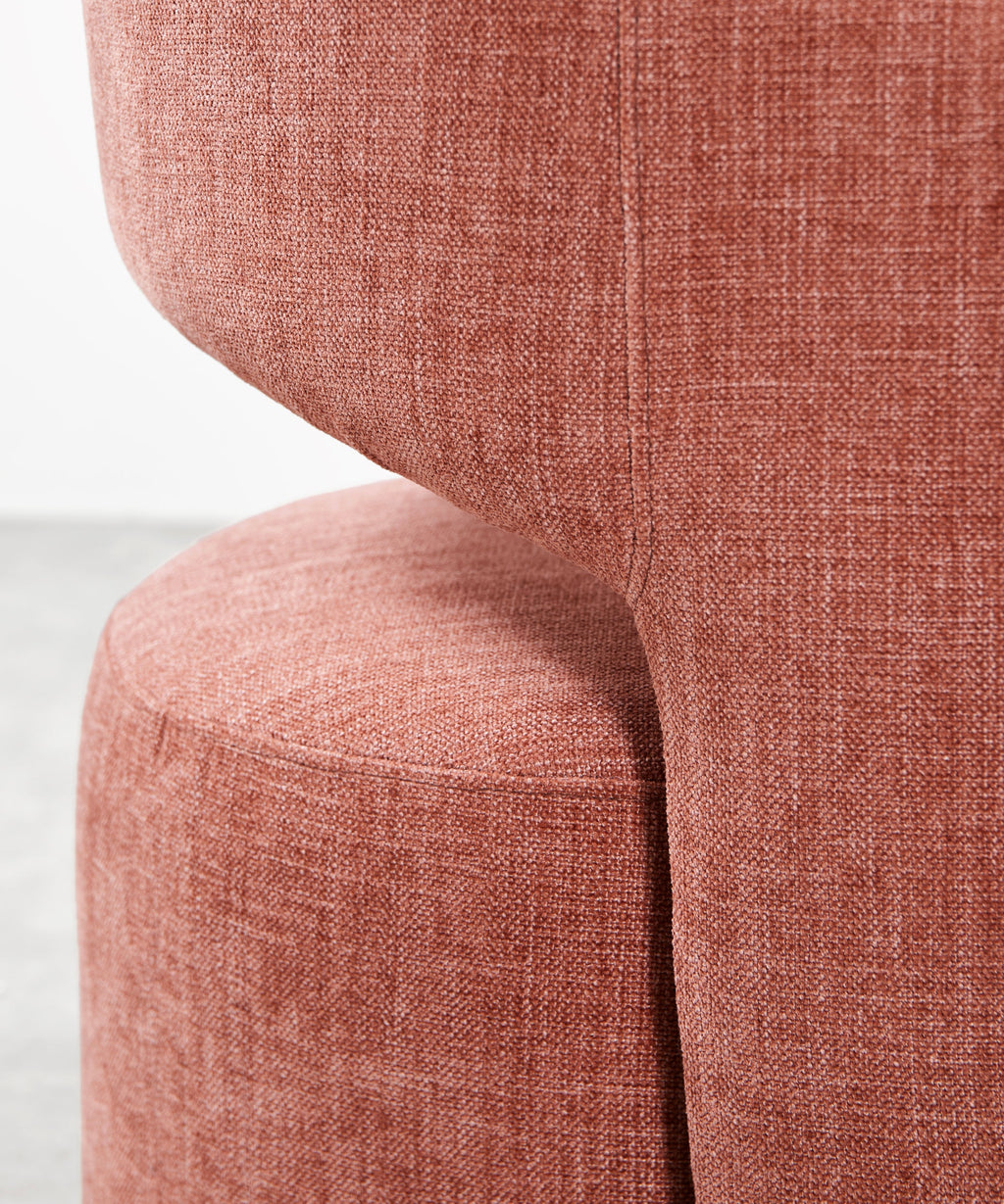 Fauteuil tapissé en tissu doux avec accoudoirs Naya