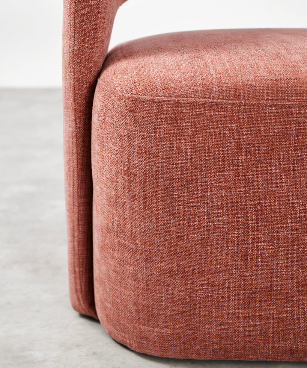 Fauteuil tapissé en tissu doux avec accoudoirs Naya