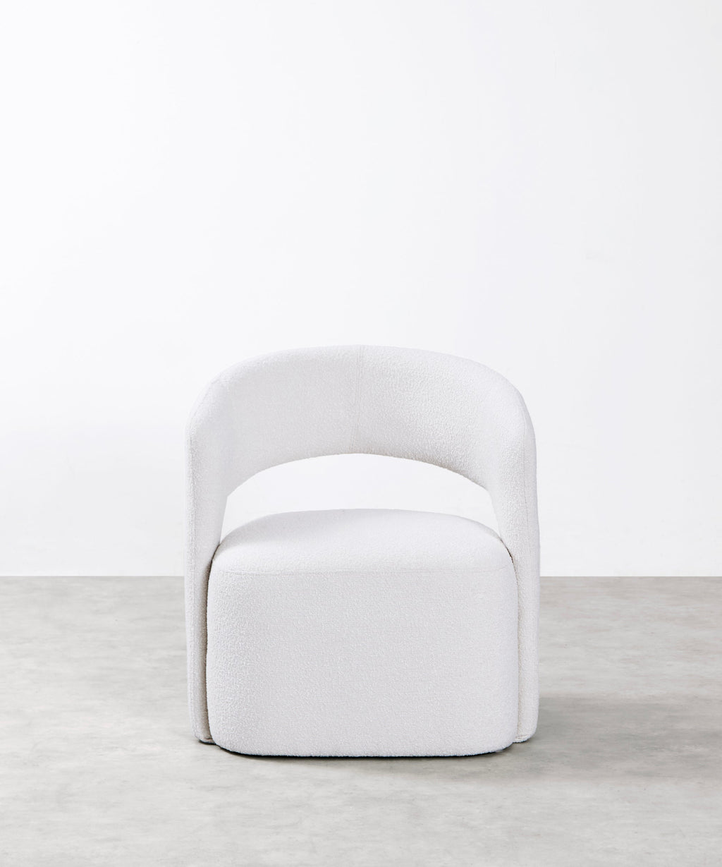 Fauteuil tapissé en tissu doux avec accoudoirs Naya