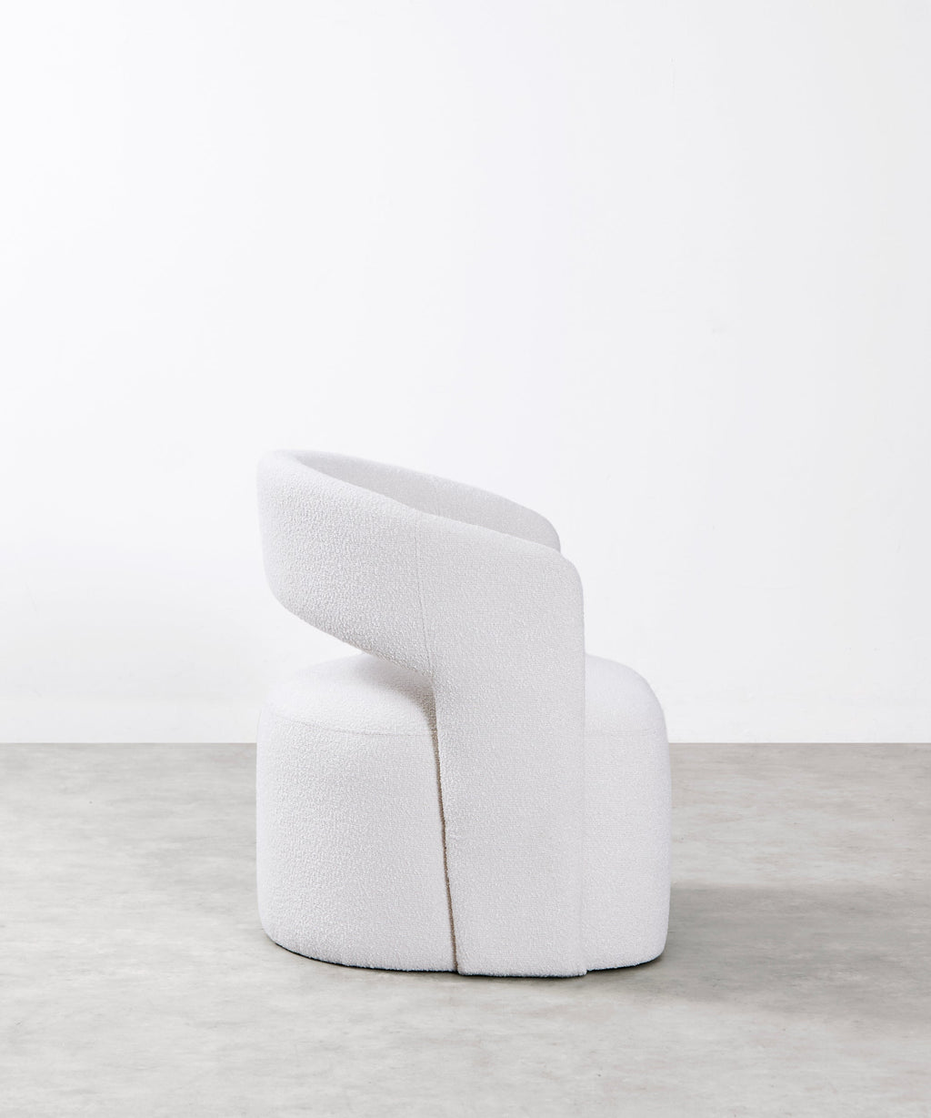 Fauteuil tapissé en tissu doux avec accoudoirs Naya