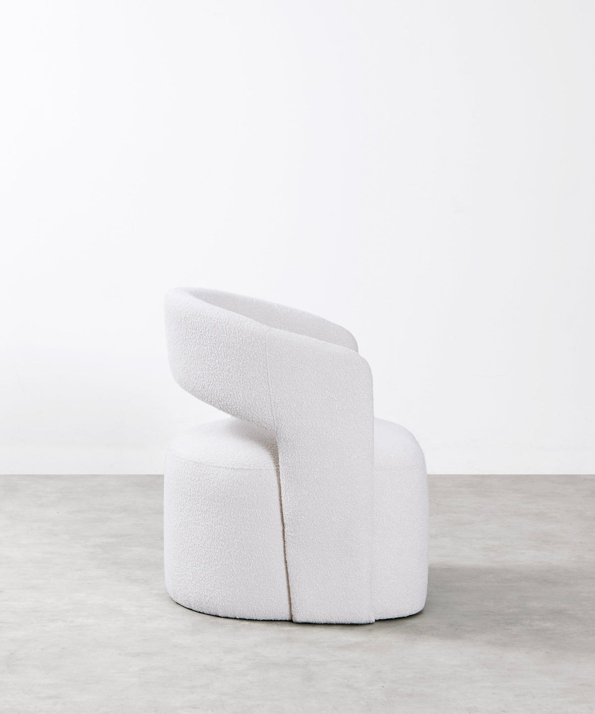 Fauteuil tapissé en tissu doux avec accoudoirs Naya