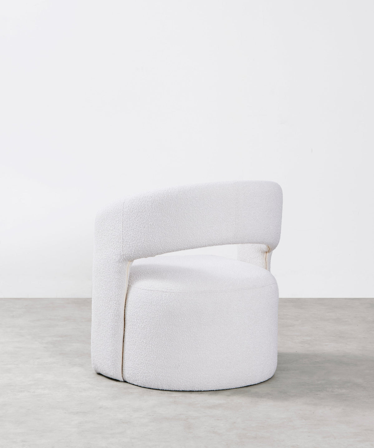 Fauteuil tapissé en tissu doux avec accoudoirs Naya