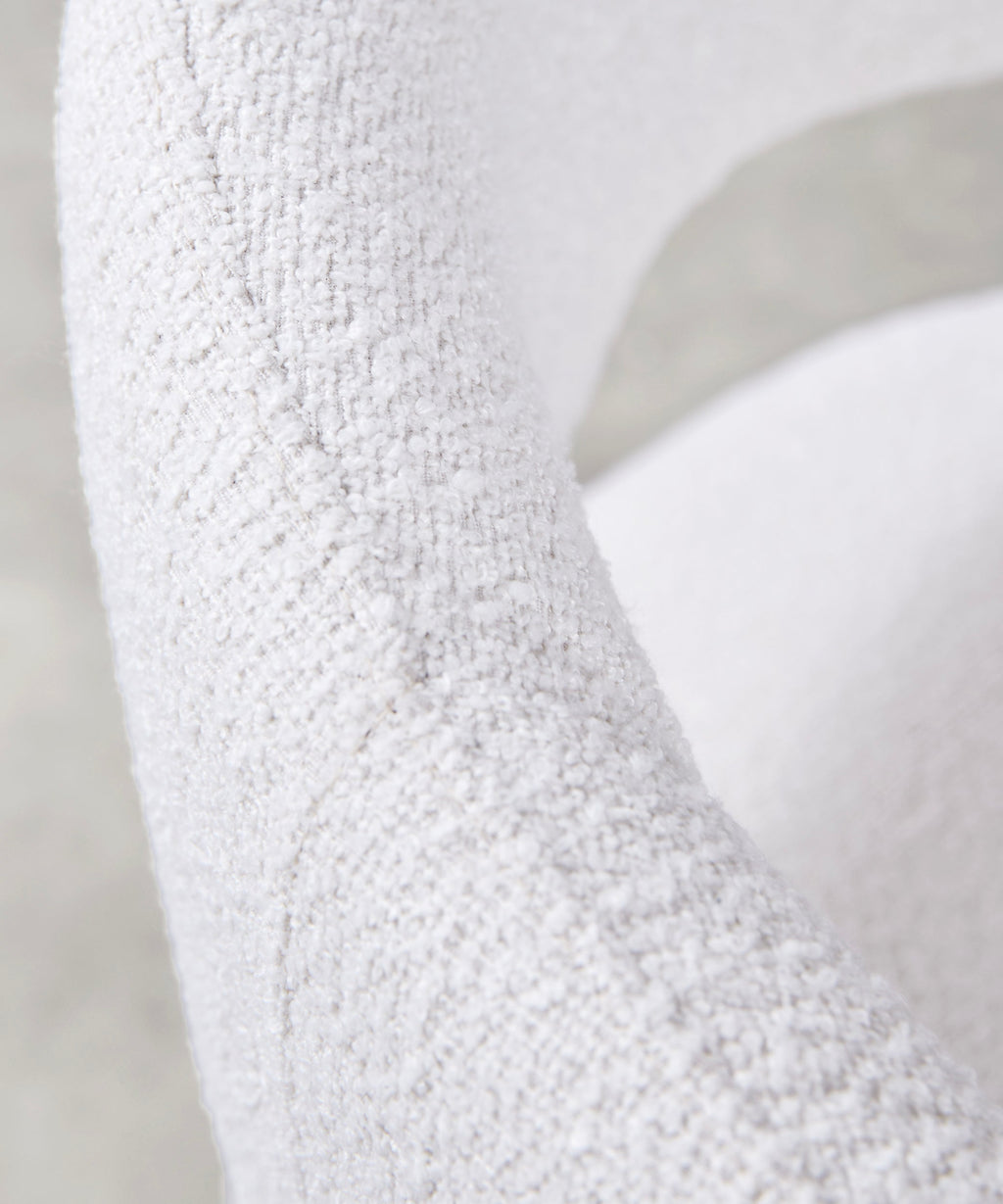 Fauteuil tapissé en tissu doux avec accoudoirs Naya