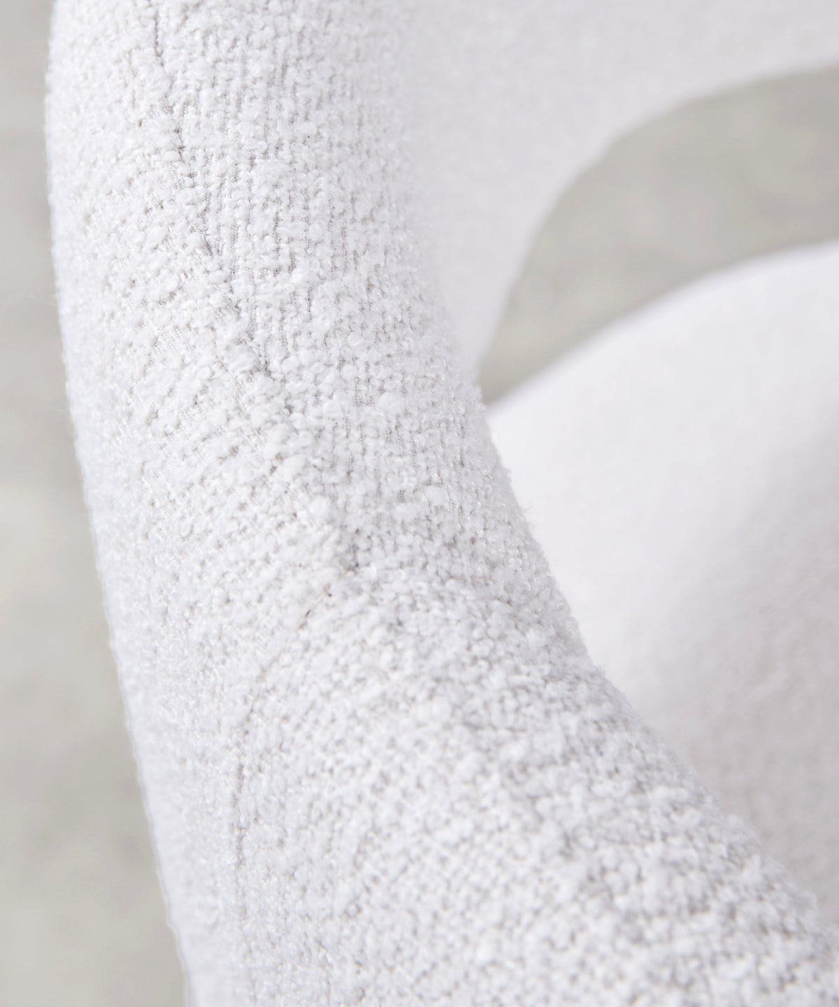 Fauteuil tapissé en tissu doux avec accoudoirs Naya