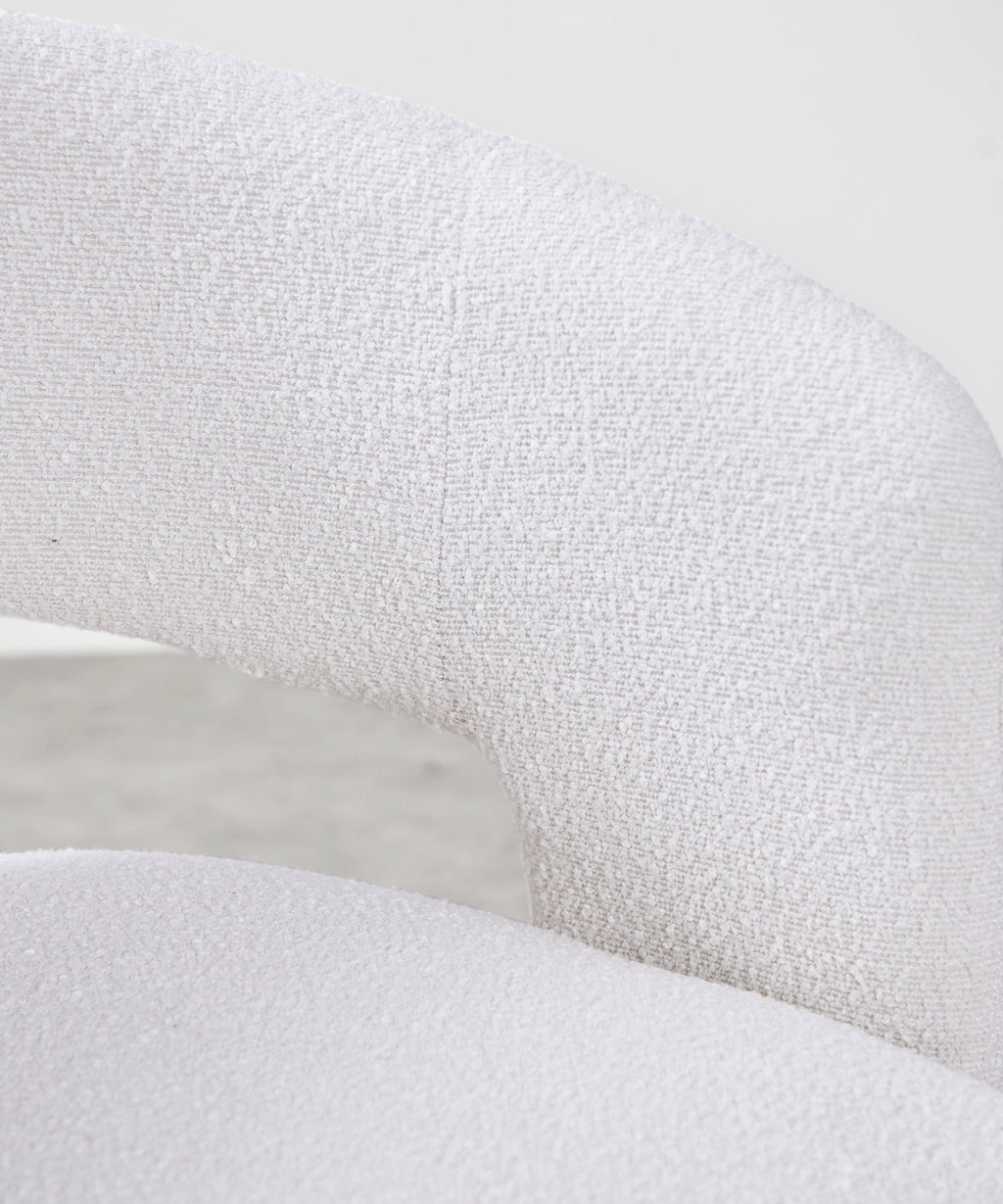 Fauteuil tapissé en tissu doux avec accoudoirs Naya