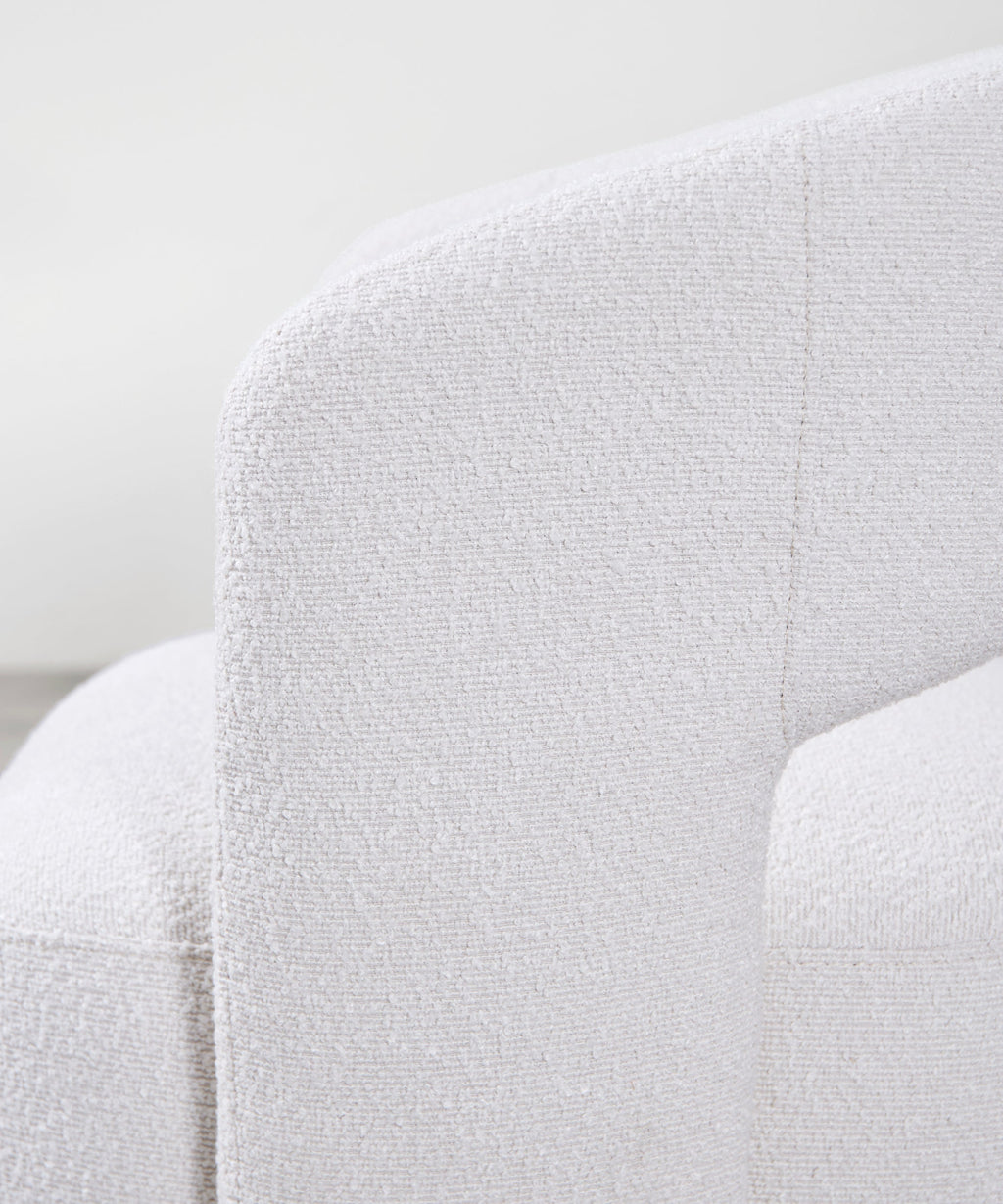 Fauteuil tapissé en tissu doux avec accoudoirs Naya