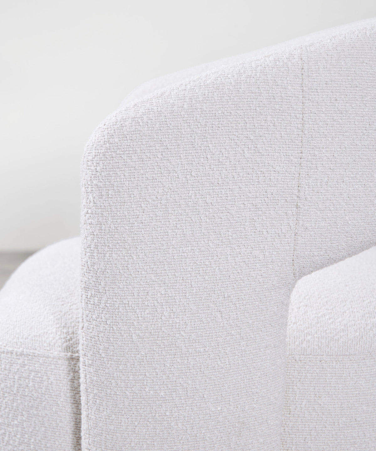 Fauteuil tapissé en tissu doux avec accoudoirs Naya