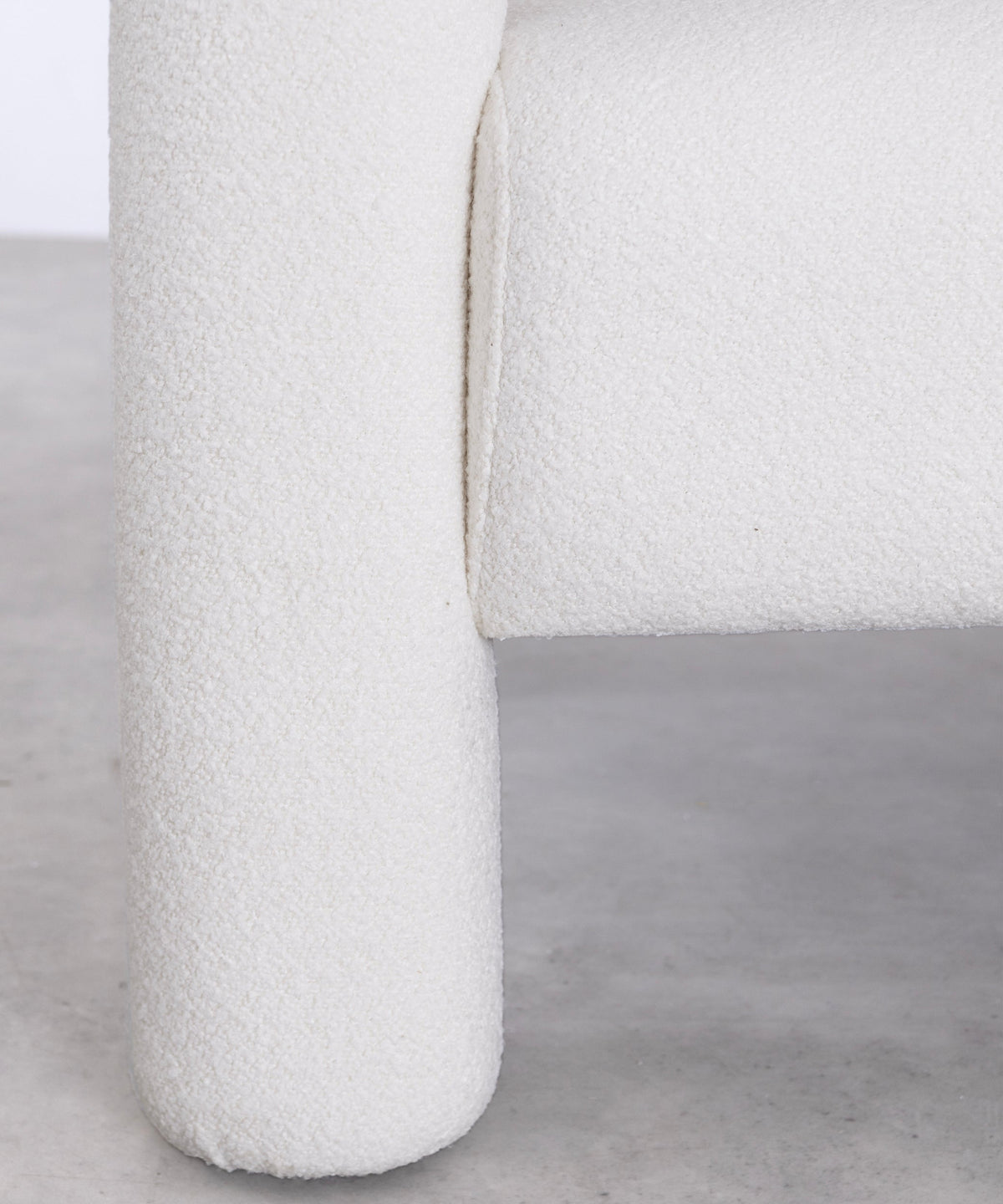 Fauteuil en tissu bouclé avec accoudoirs Cloud