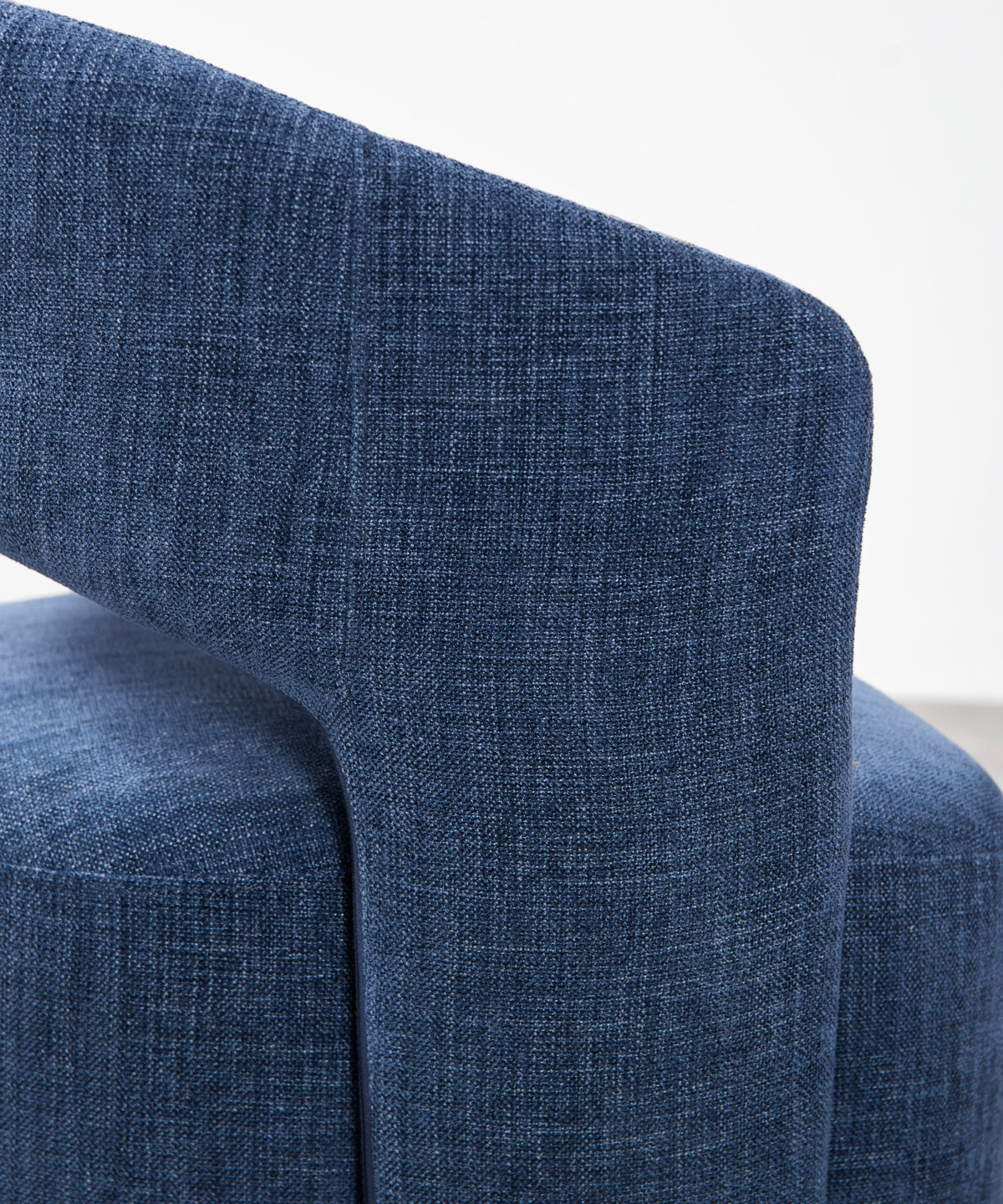 Fauteuil tapissé en tissu doux avec accoudoirs Naya