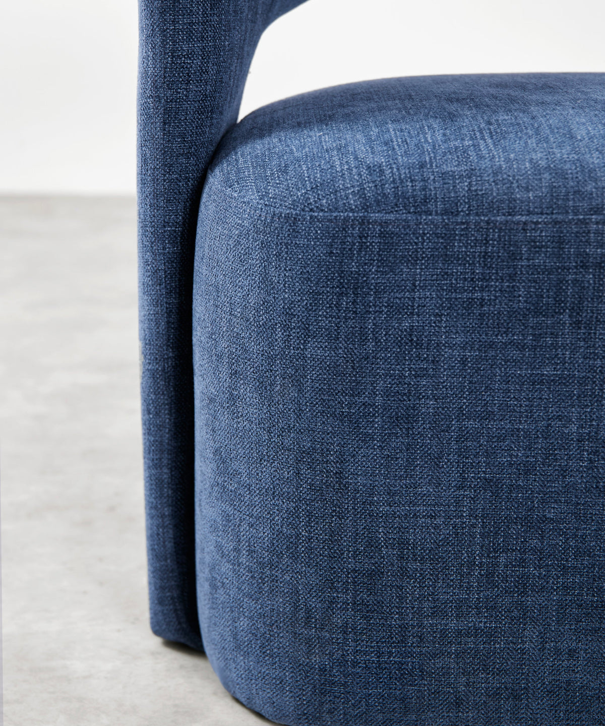 Fauteuil tapissé en tissu doux avec accoudoirs Naya