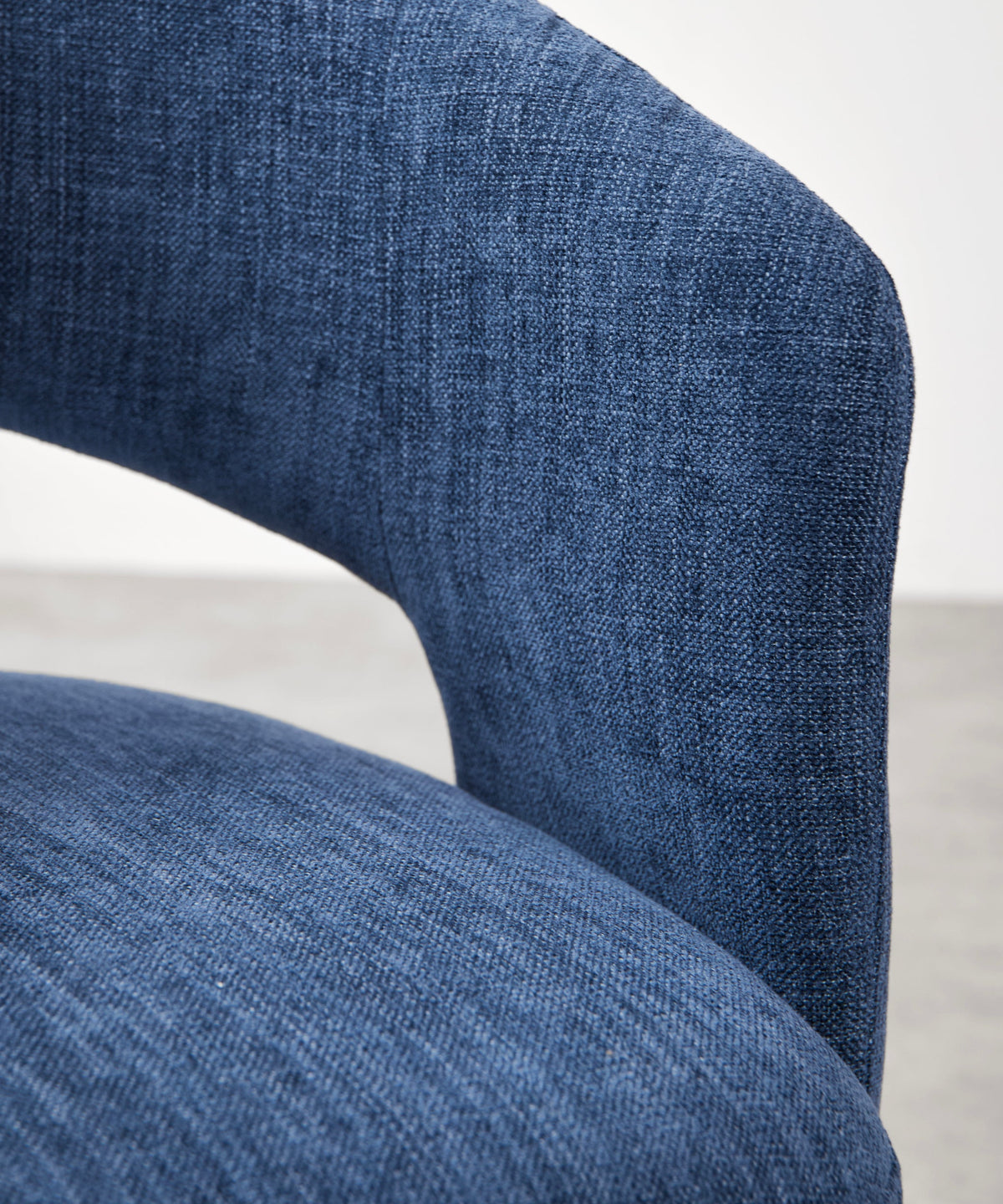 Fauteuil tapissé en tissu doux avec accoudoirs Naya