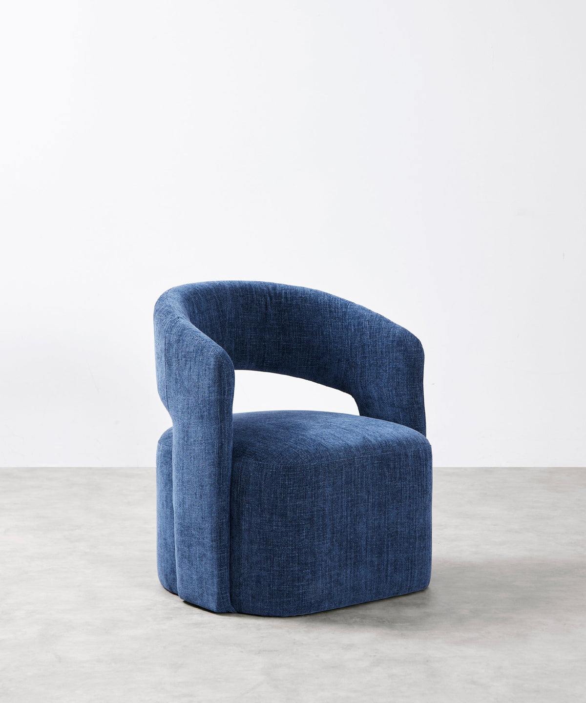 Fauteuil tapissé en tissu doux avec accoudoirs Naya
