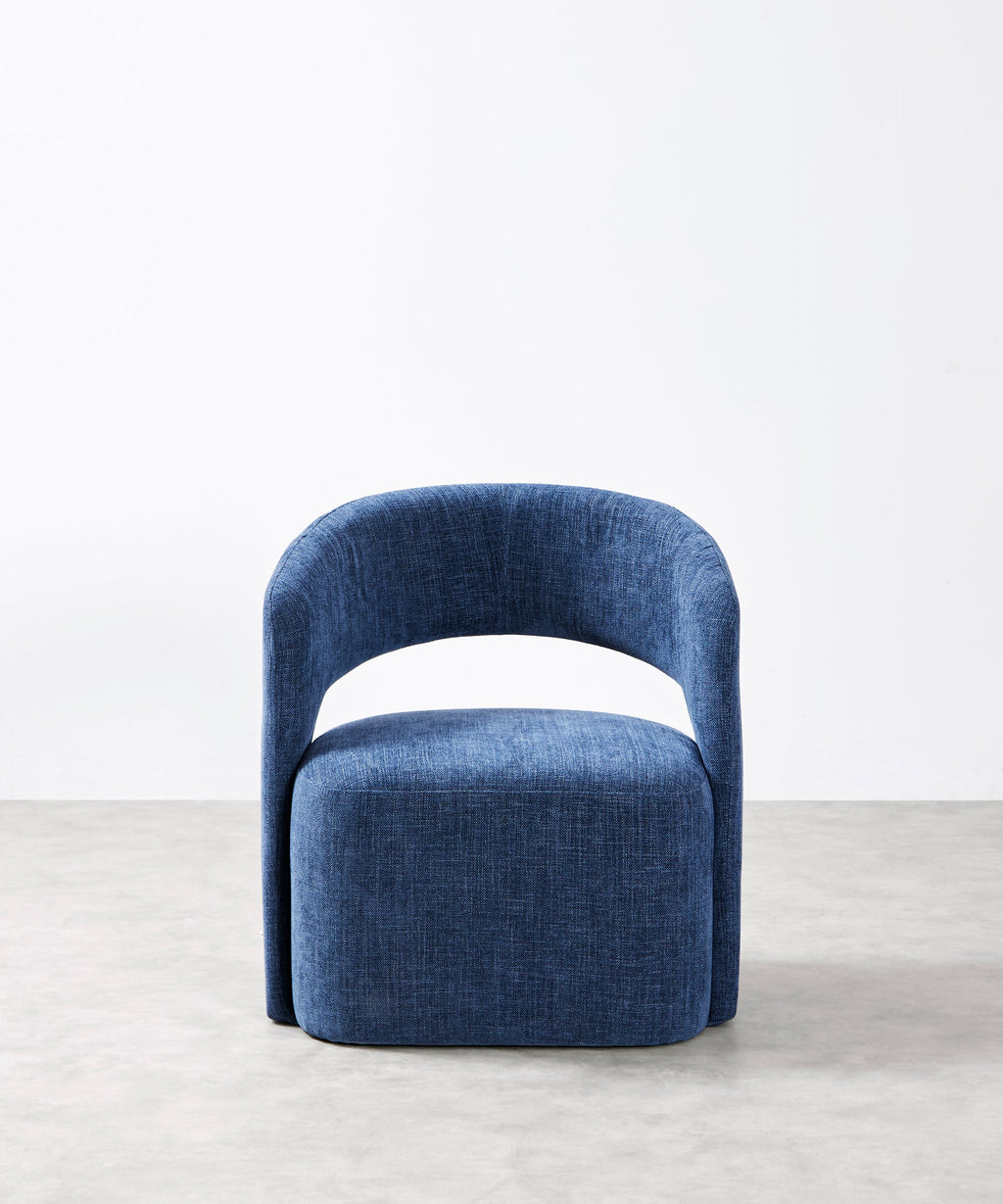 Fauteuil tapissé en tissu doux avec accoudoirs Naya