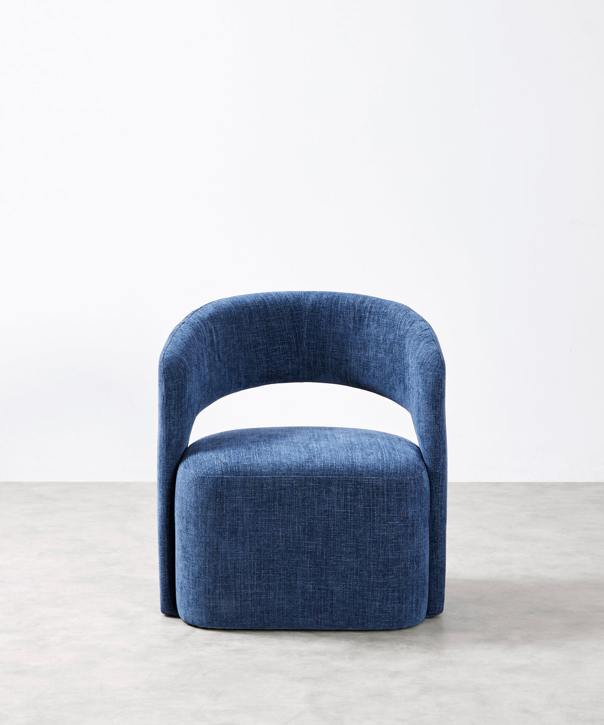 Fauteuil tapissé en tissu doux avec accoudoirs Naya