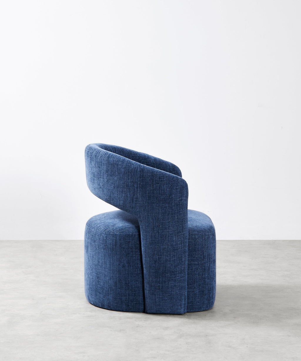 Fauteuil tapissé en tissu doux avec accoudoirs Naya