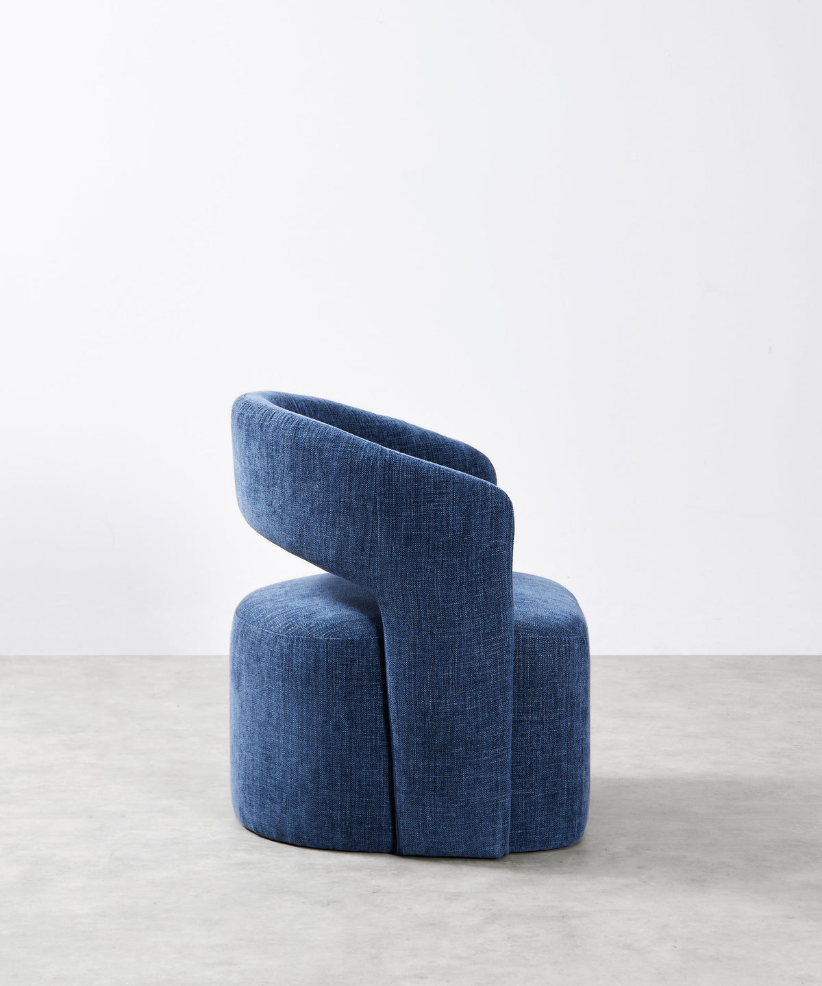 Fauteuil tapissé en tissu doux avec accoudoirs Naya