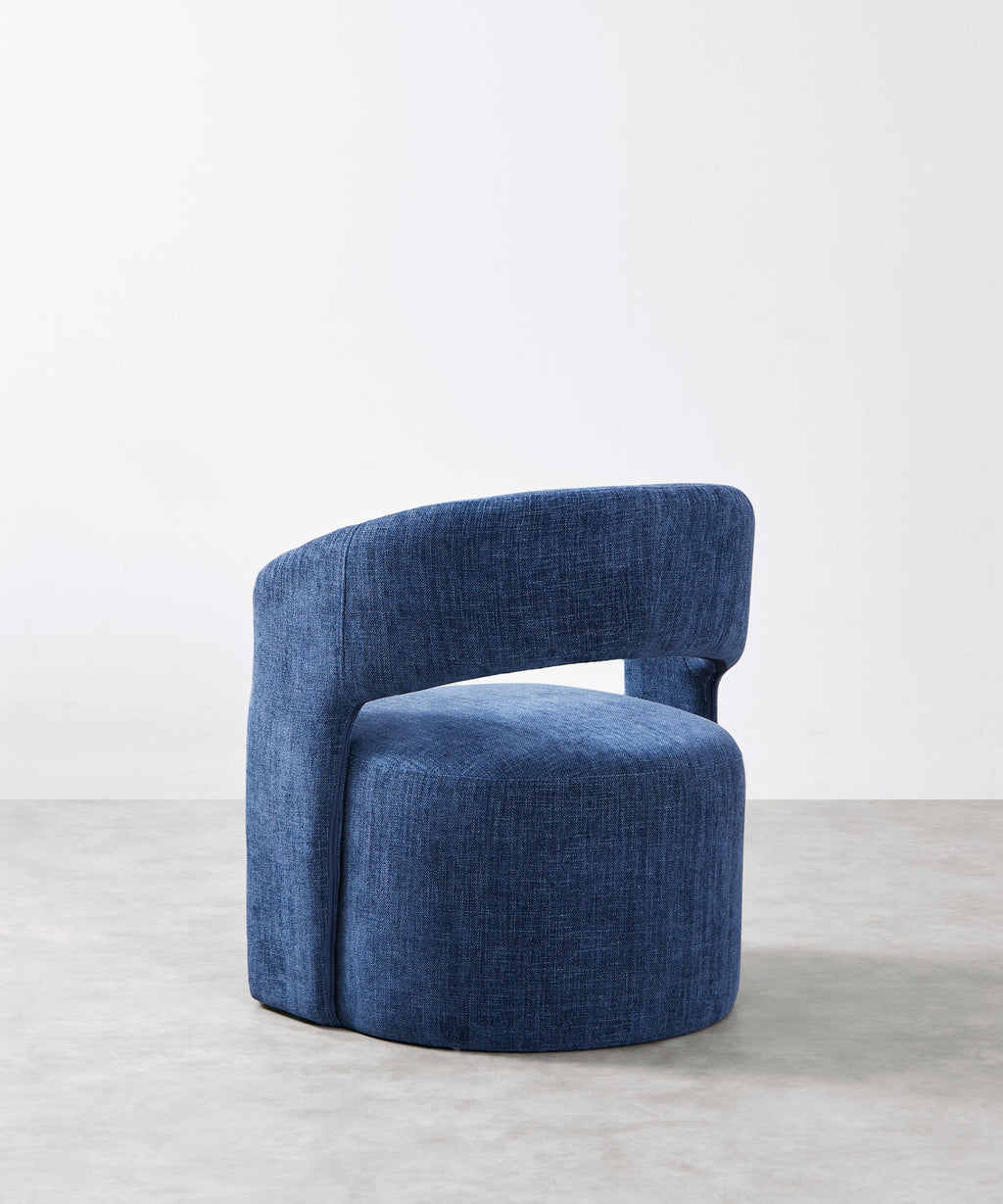 Fauteuil tapissé en tissu doux avec accoudoirs Naya