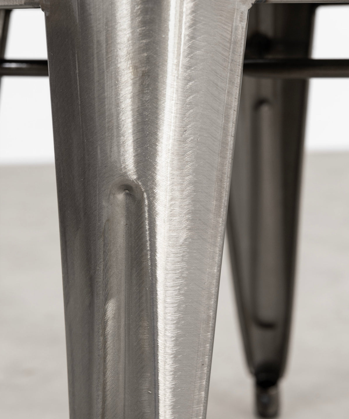 Tabouret bas en métal Tolik - Polished Edition