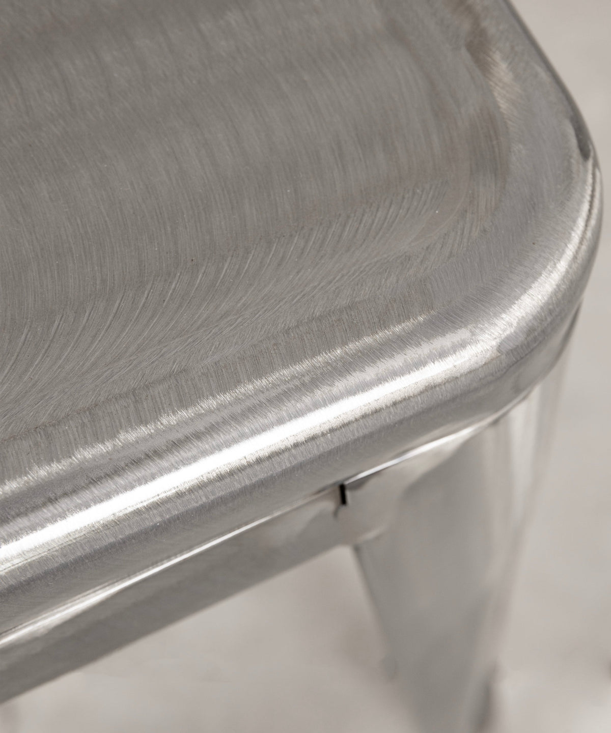 Tabouret bas en métal Tolik - Polished Edition