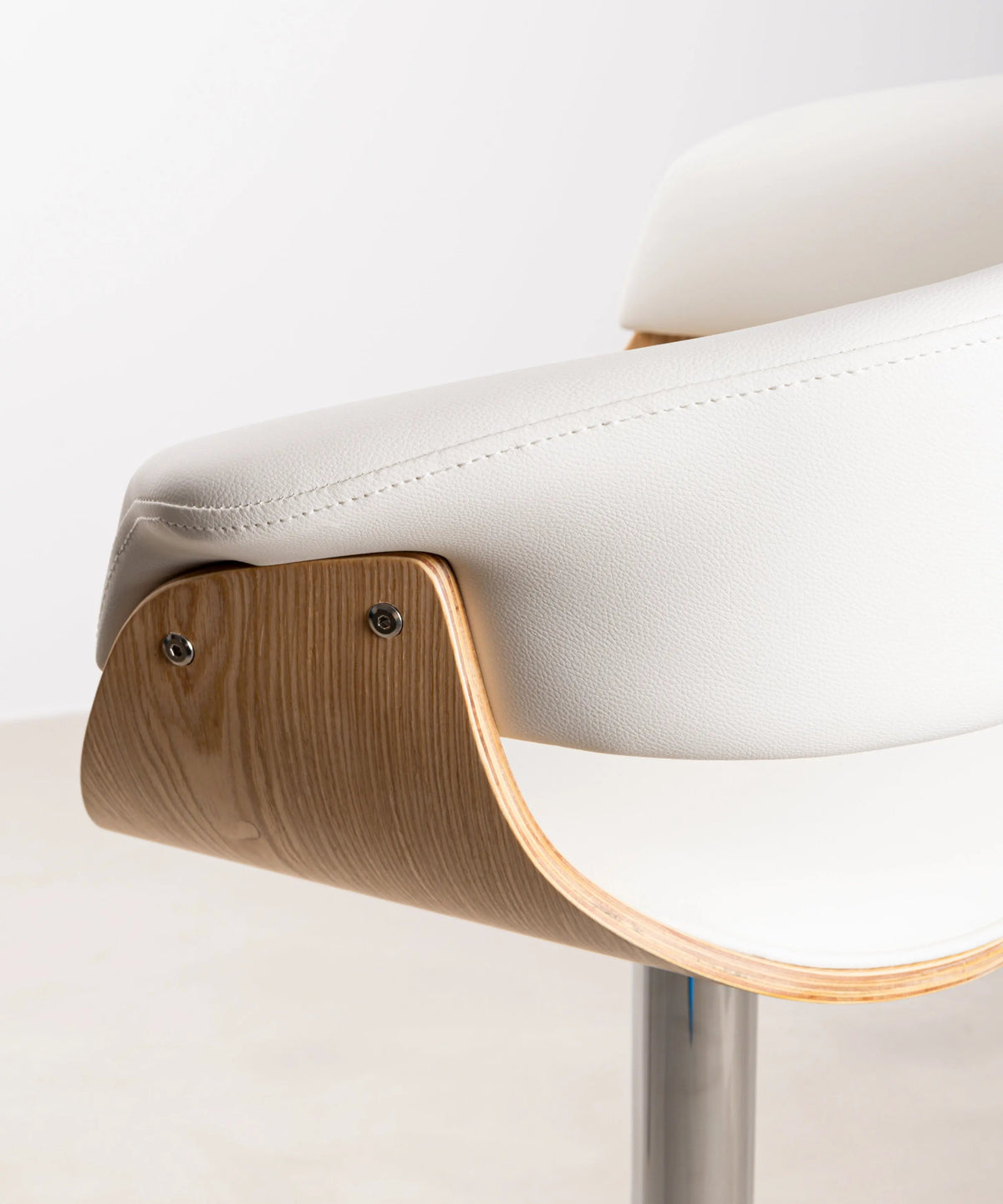 Tabouret réglable en bois et similicuir Beckett