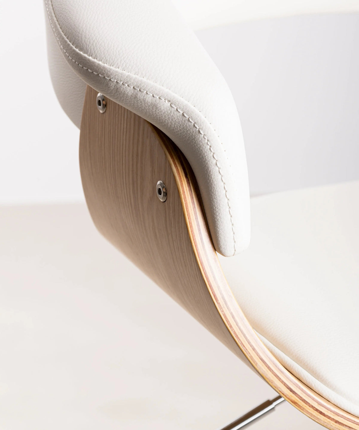 Tabouret réglable en bois et similicuir Beckett