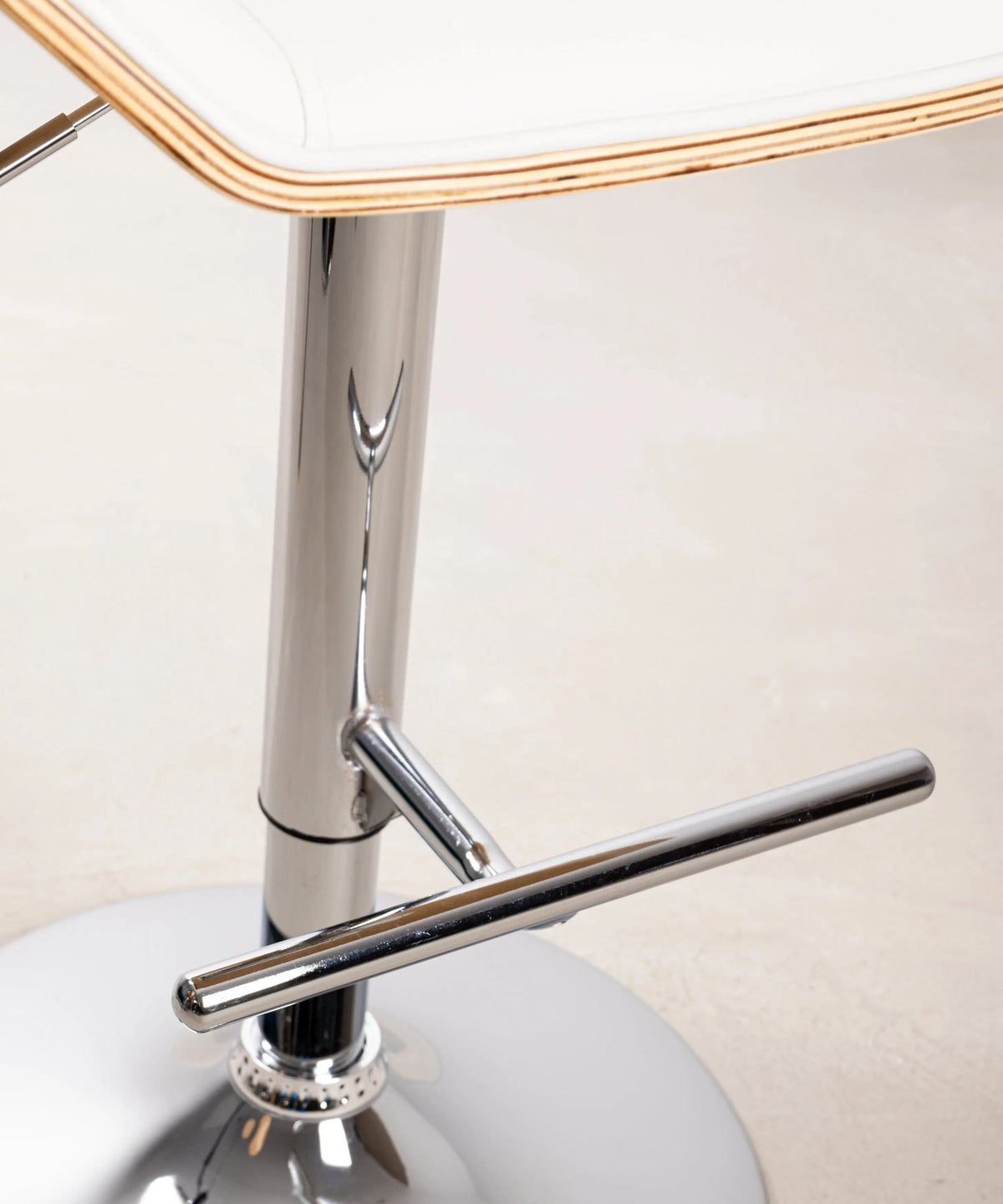 Tabouret réglable en bois et similicuir Lyssa