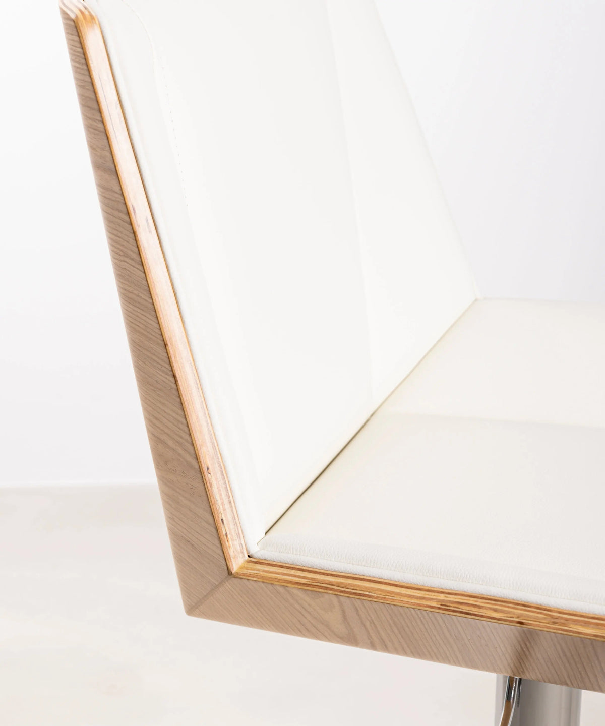 Tabouret réglable en bois et similicuir Lyssa