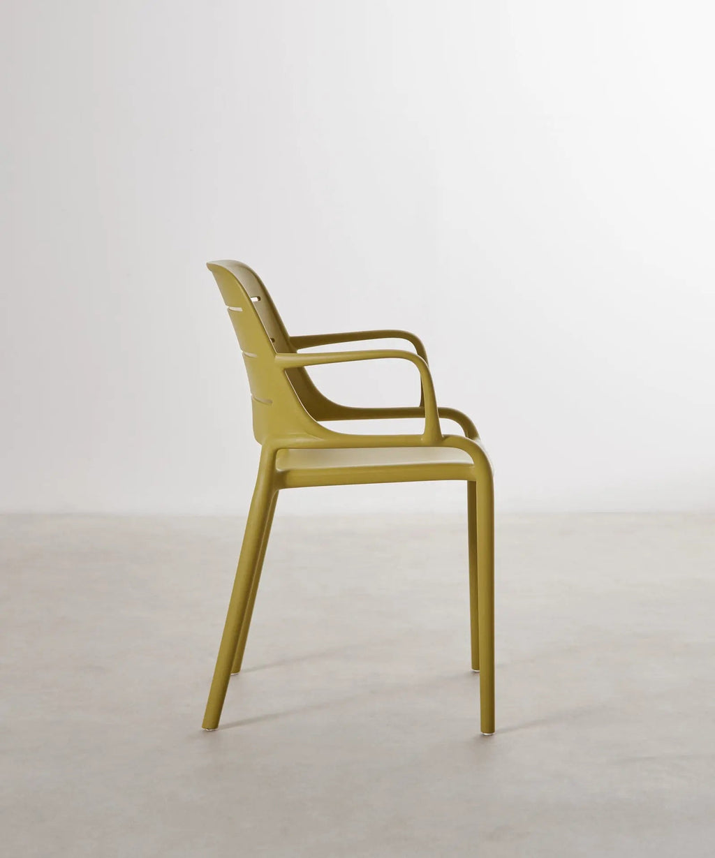 Chaise empilable en polypropylène avec accoudoirs Mila