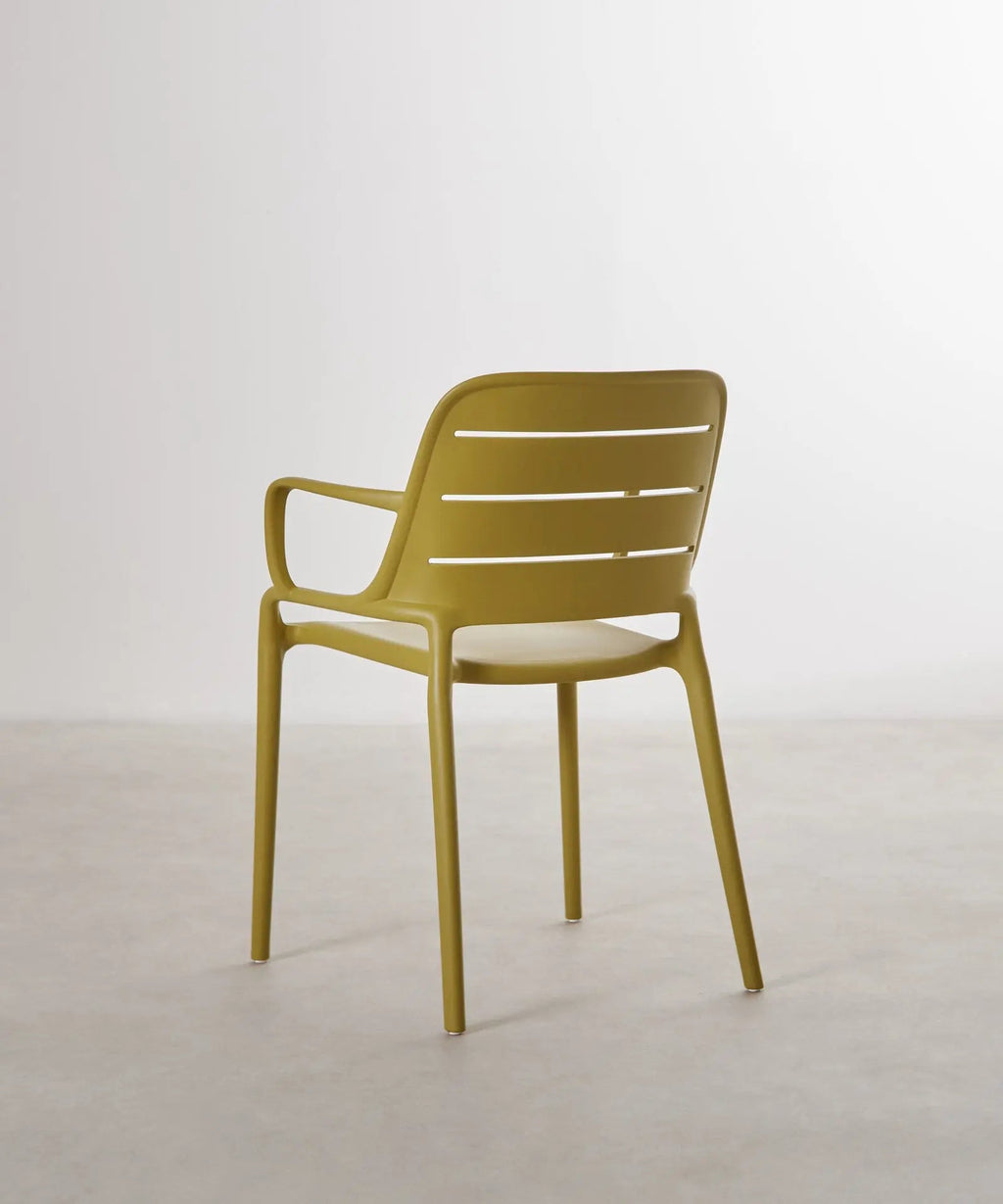 Chaise empilable en polypropylène avec accoudoirs Mila