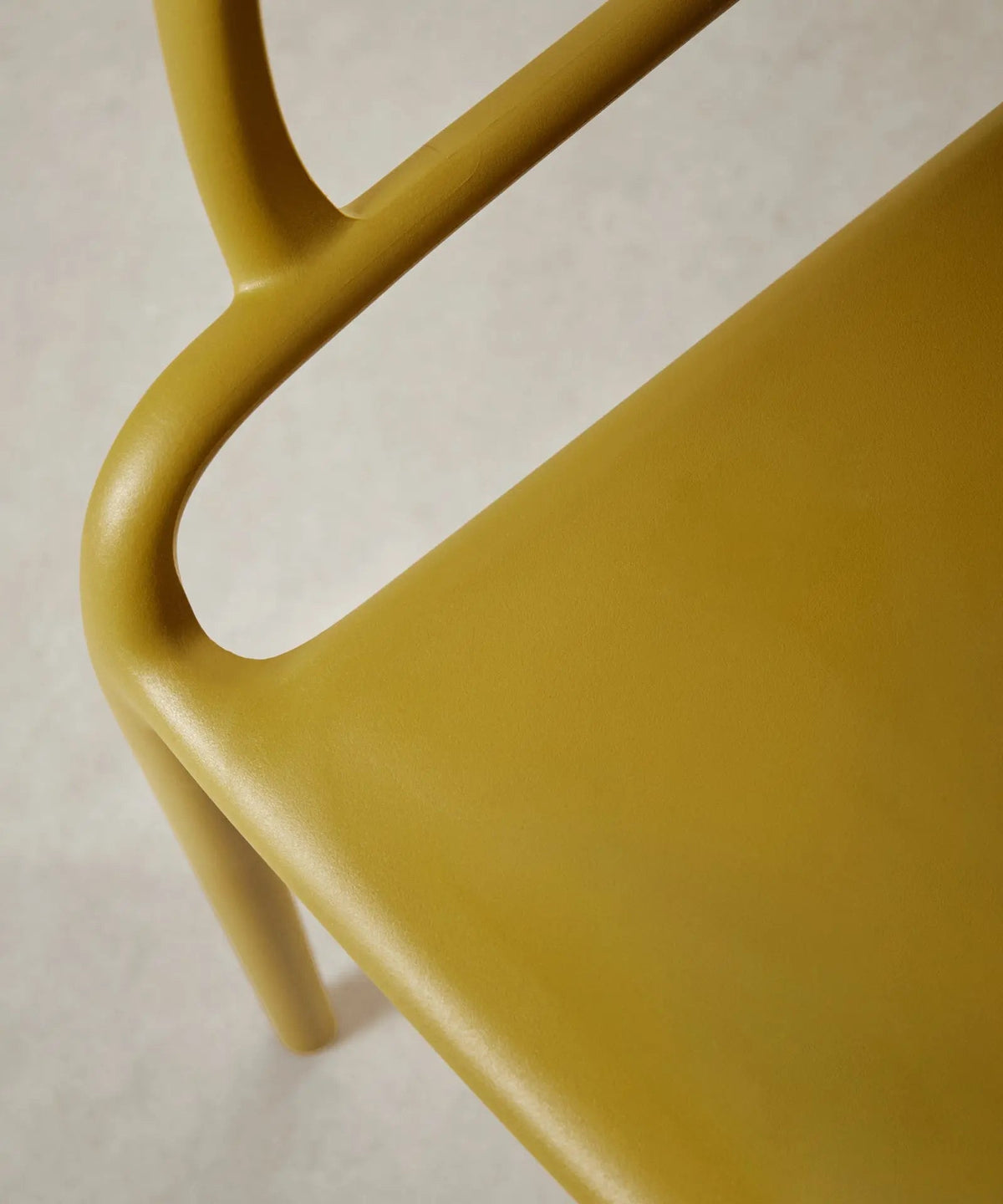 Chaise empilable en polypropylène avec accoudoirs Mila