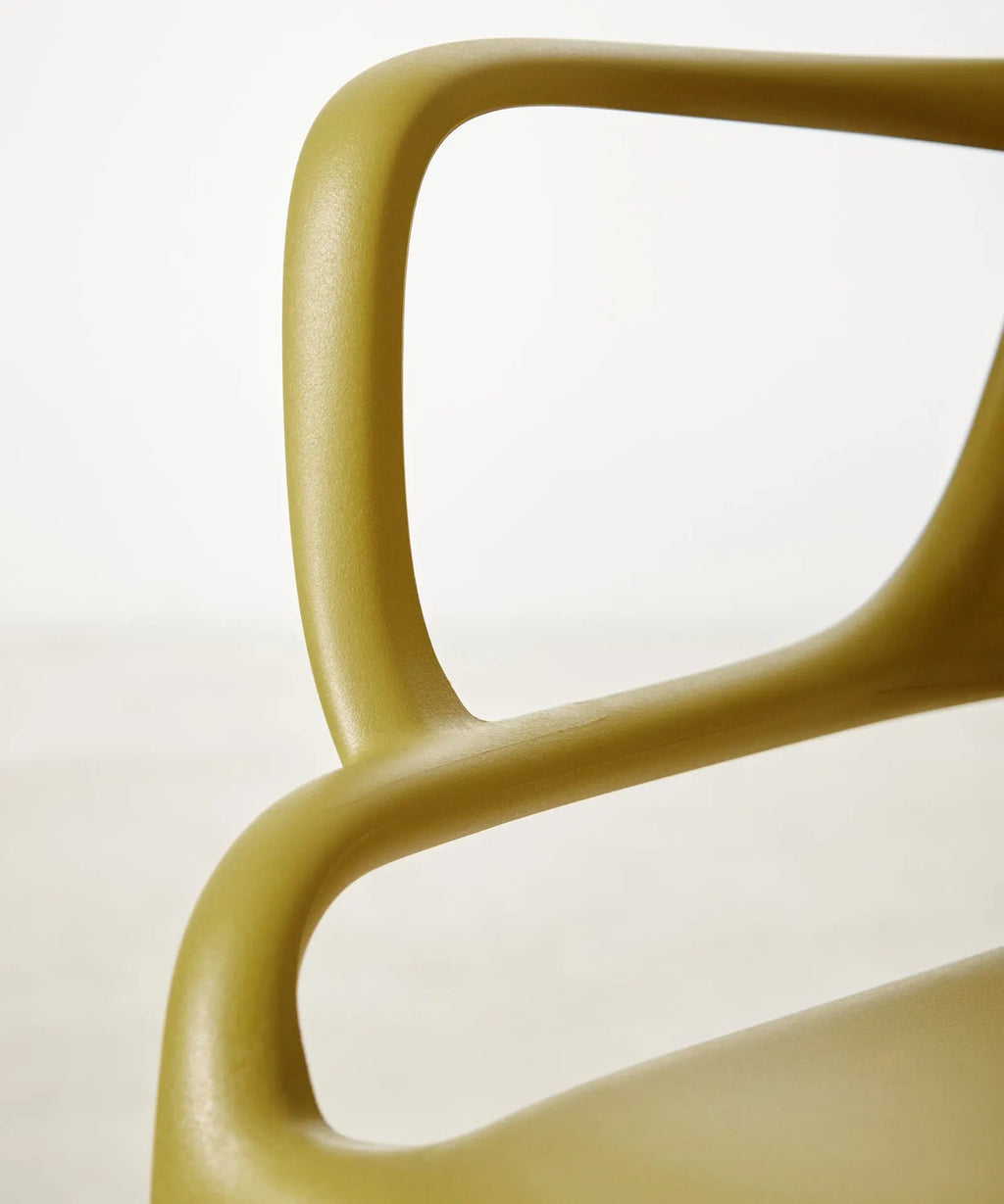 Chaise empilable en polypropylène avec accoudoirs Mila