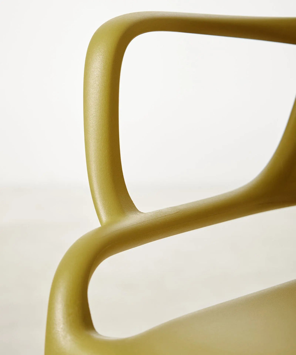 Chaise empilable en polypropylène avec accoudoirs Mila