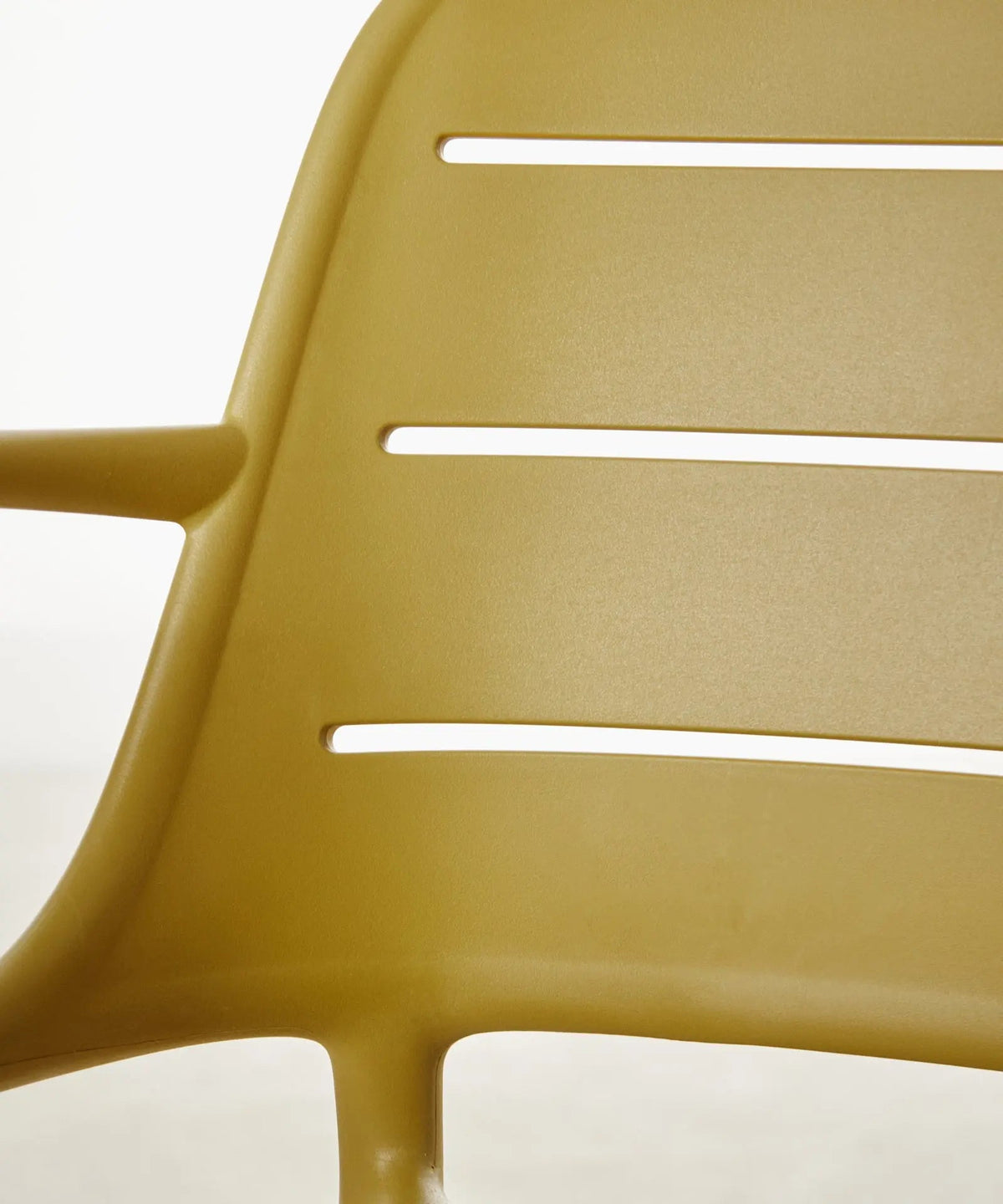 Chaise empilable en polypropylène avec accoudoirs Mila