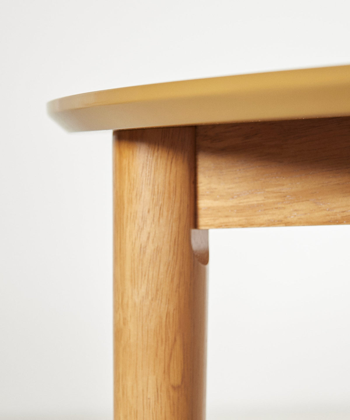 Table à manger ovale en bois Tina (130 cm)