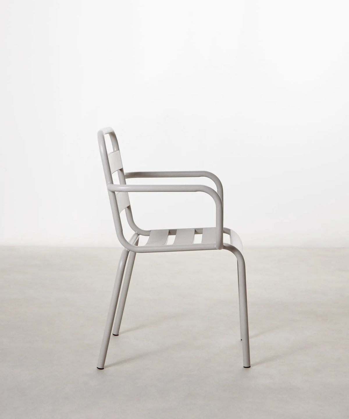 Chaise en métal d’extérieur avec accoudoirs Bora