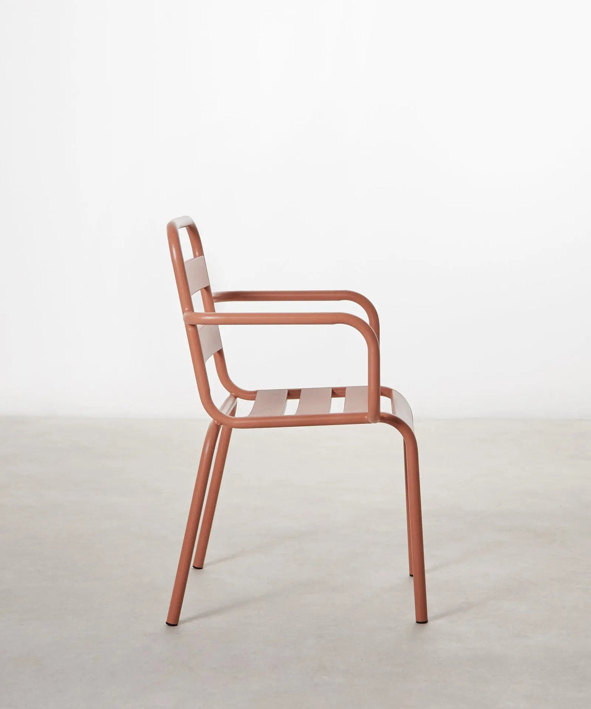 Chaise en métal d’extérieur avec accoudoirs Bora